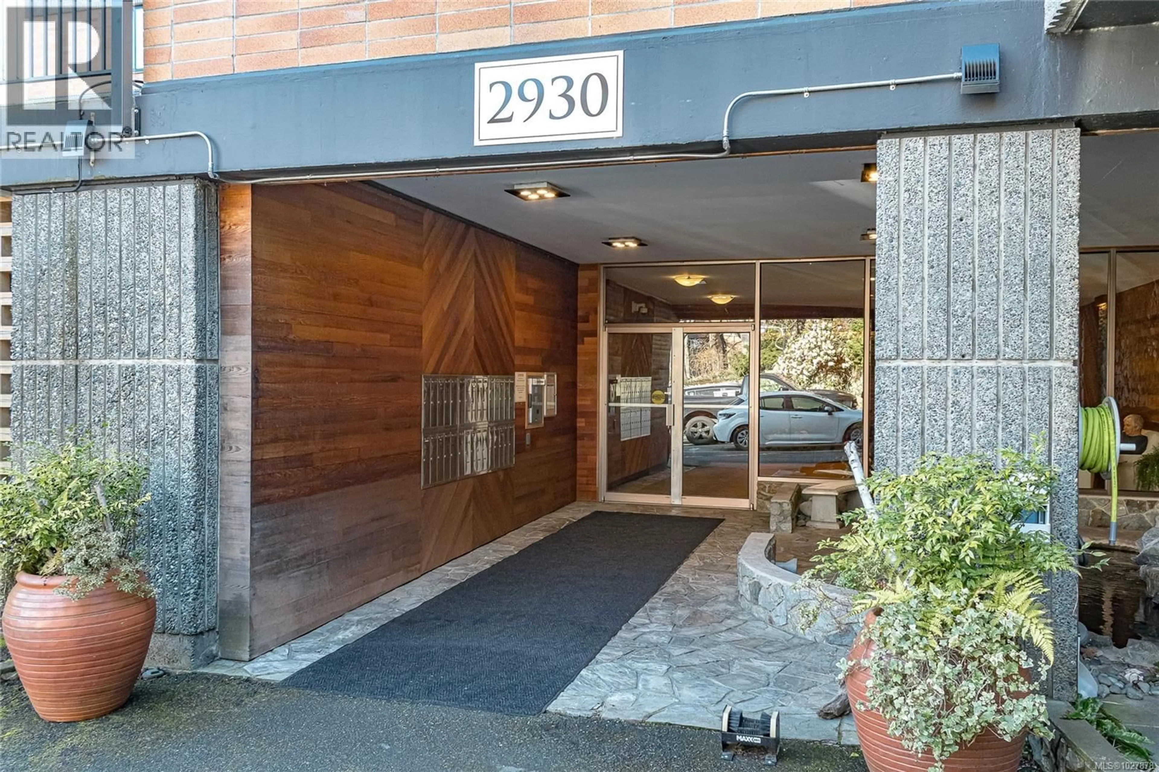 Indoor foyer for 301 - 2930 COOK STREET, Victoria British Columbia V8T3S7