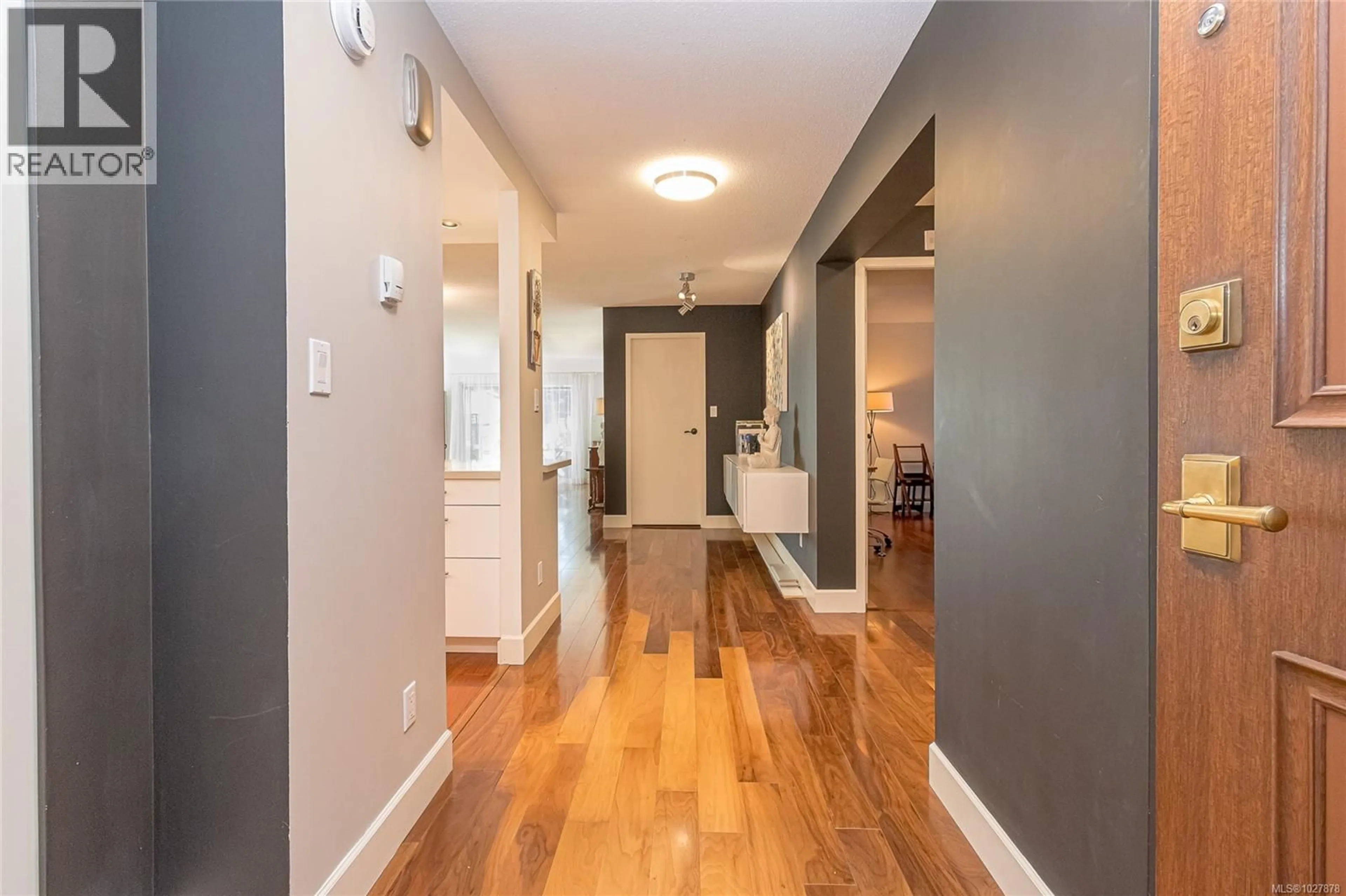 Indoor entryway for 301 - 2930 COOK STREET, Victoria British Columbia V8T3S7