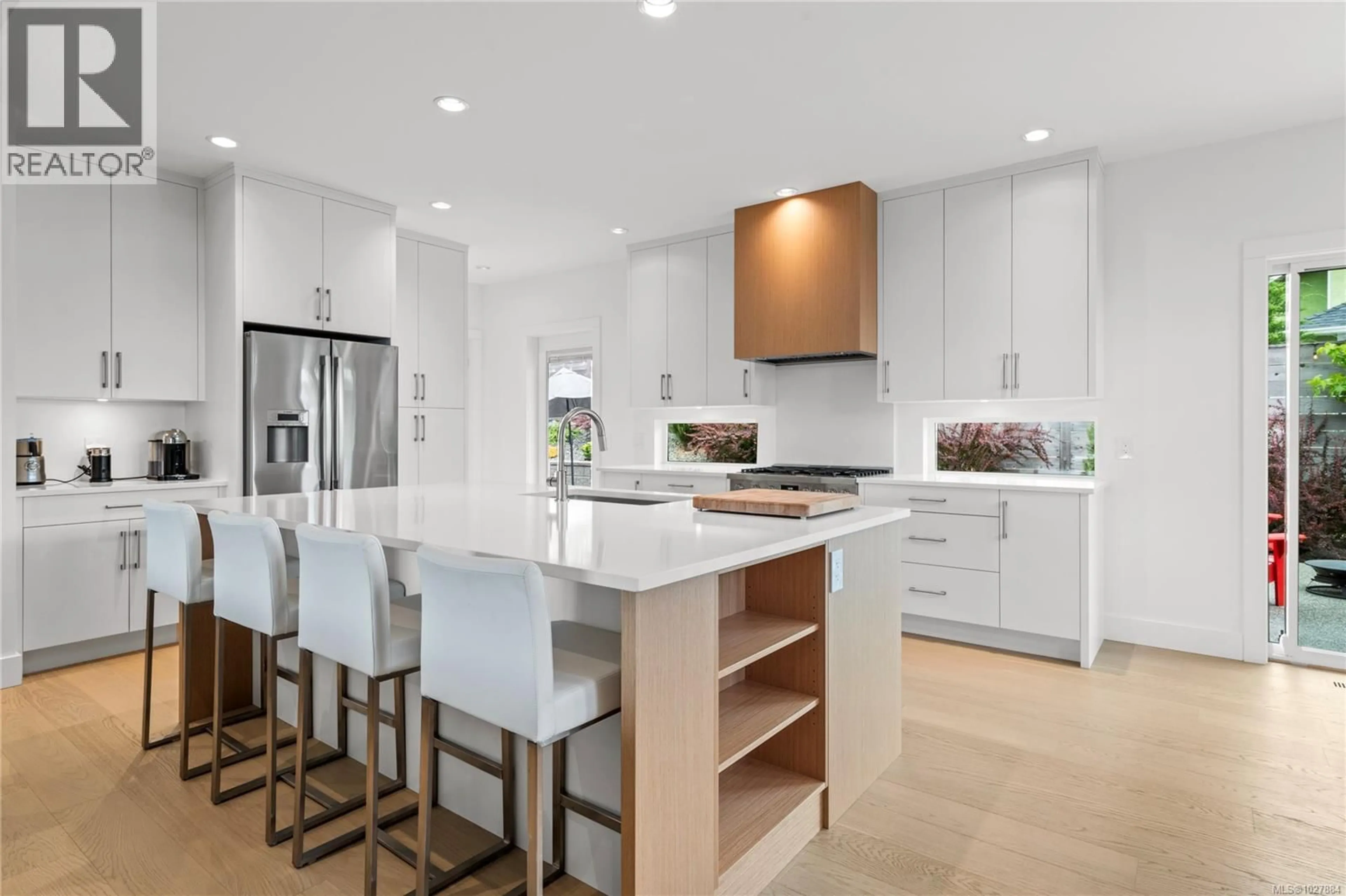 Contemporary kitchen, ceramic/tile floor for 152 GOLDEN OAKS CRESCENT, Nanaimo British Columbia V9T0K8