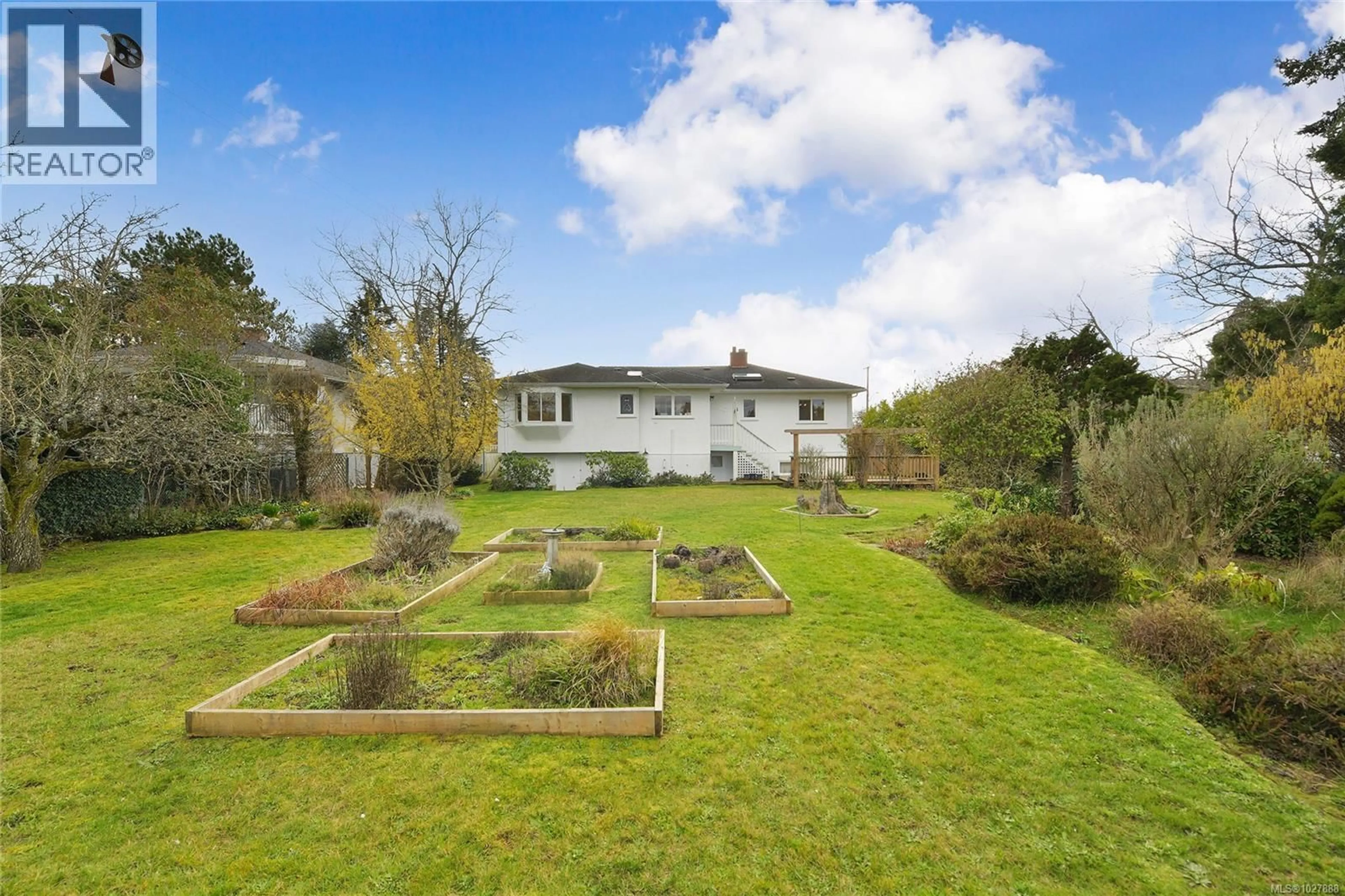 A pic from outside/outdoor area/front of a property/back of a property/a pic from drone, unknown for 2218 EDGELOW STREET, Saanich British Columbia V8N1R5