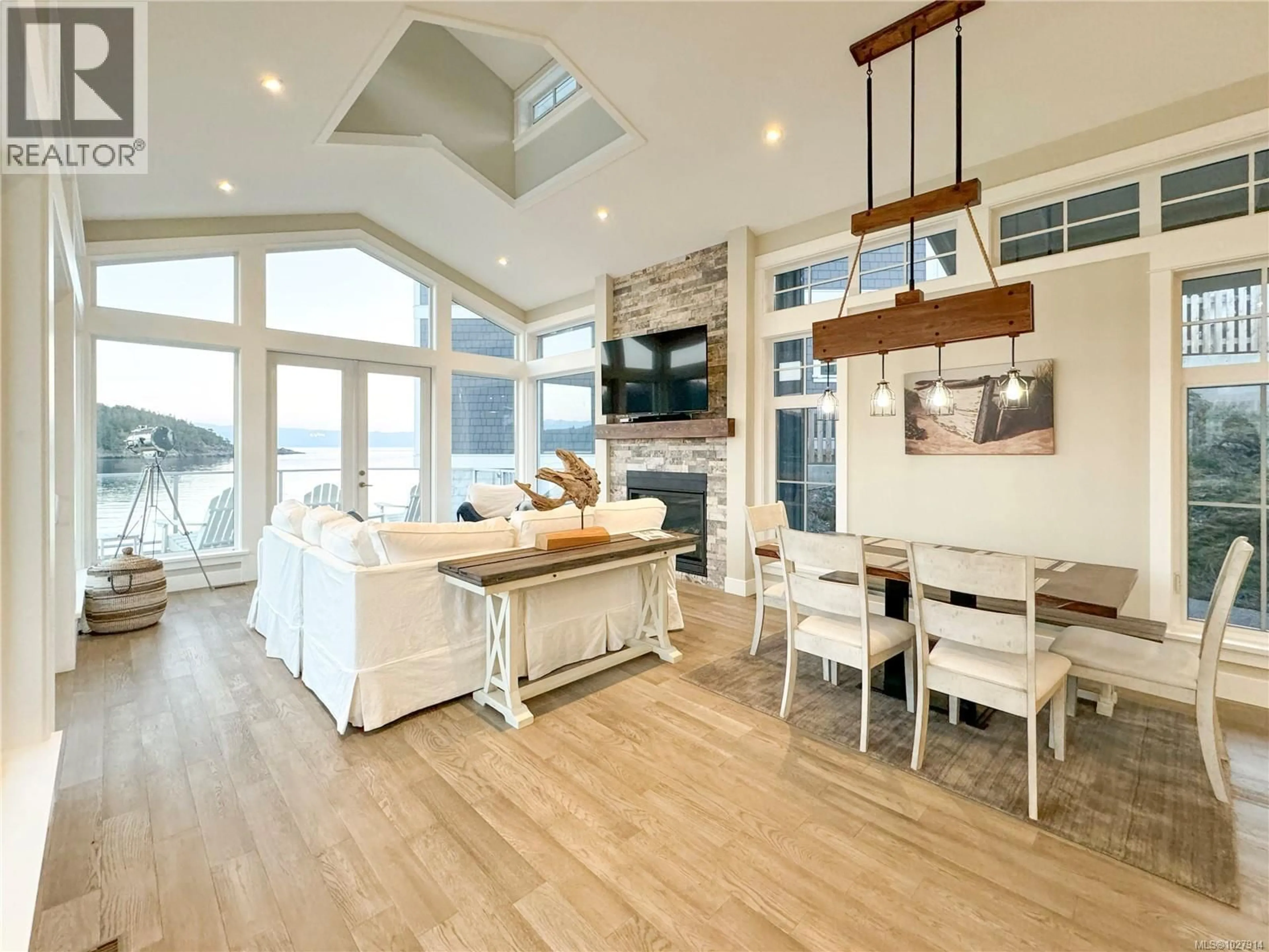 Open concept kitchen, wood/laminate floor for 812 SUNSET POINT, Sooke British Columbia V9Z1N6