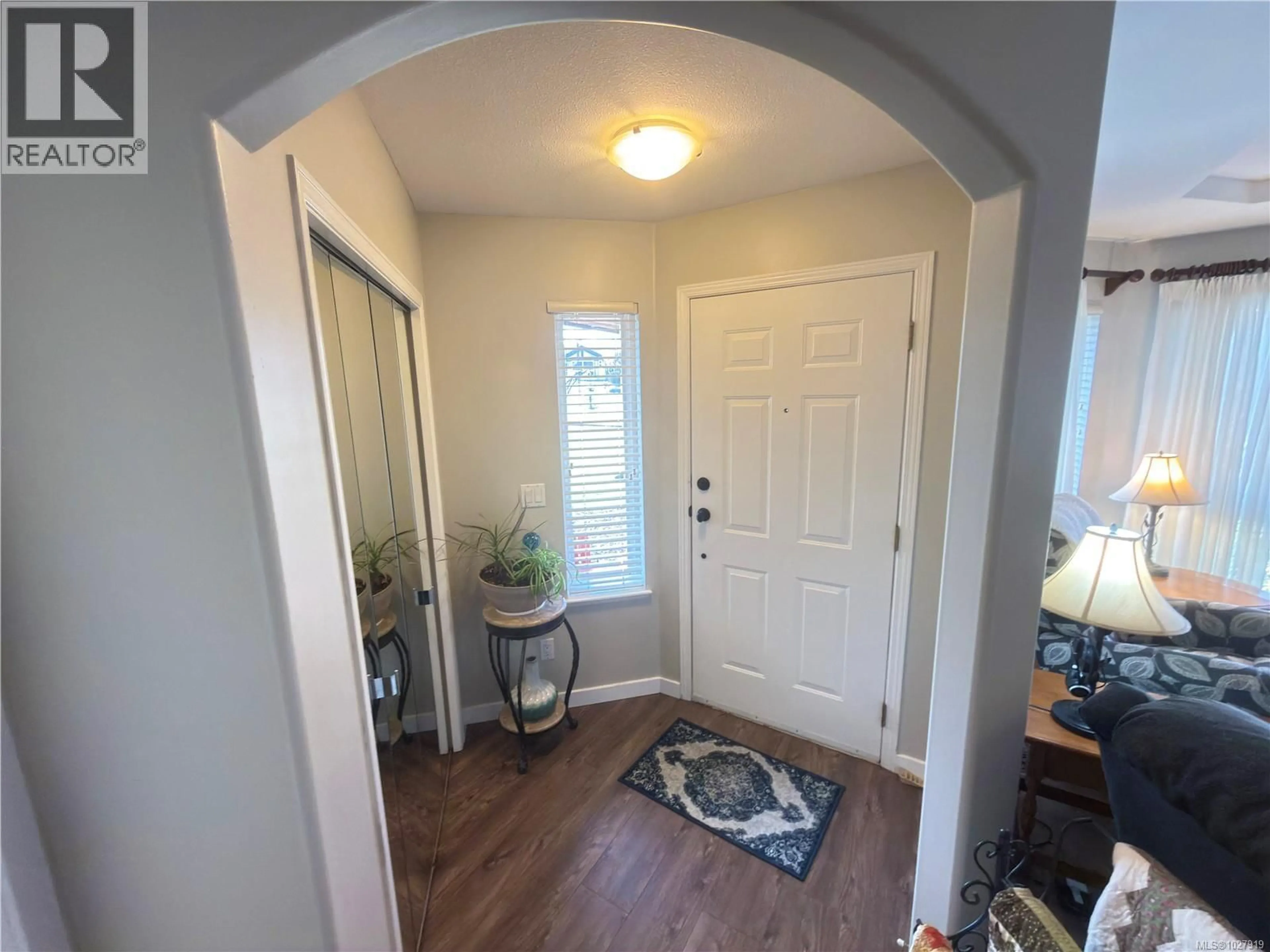 Indoor entryway for 586 HAMPSTEAD STREET, Parksville British Columbia V9P2T7