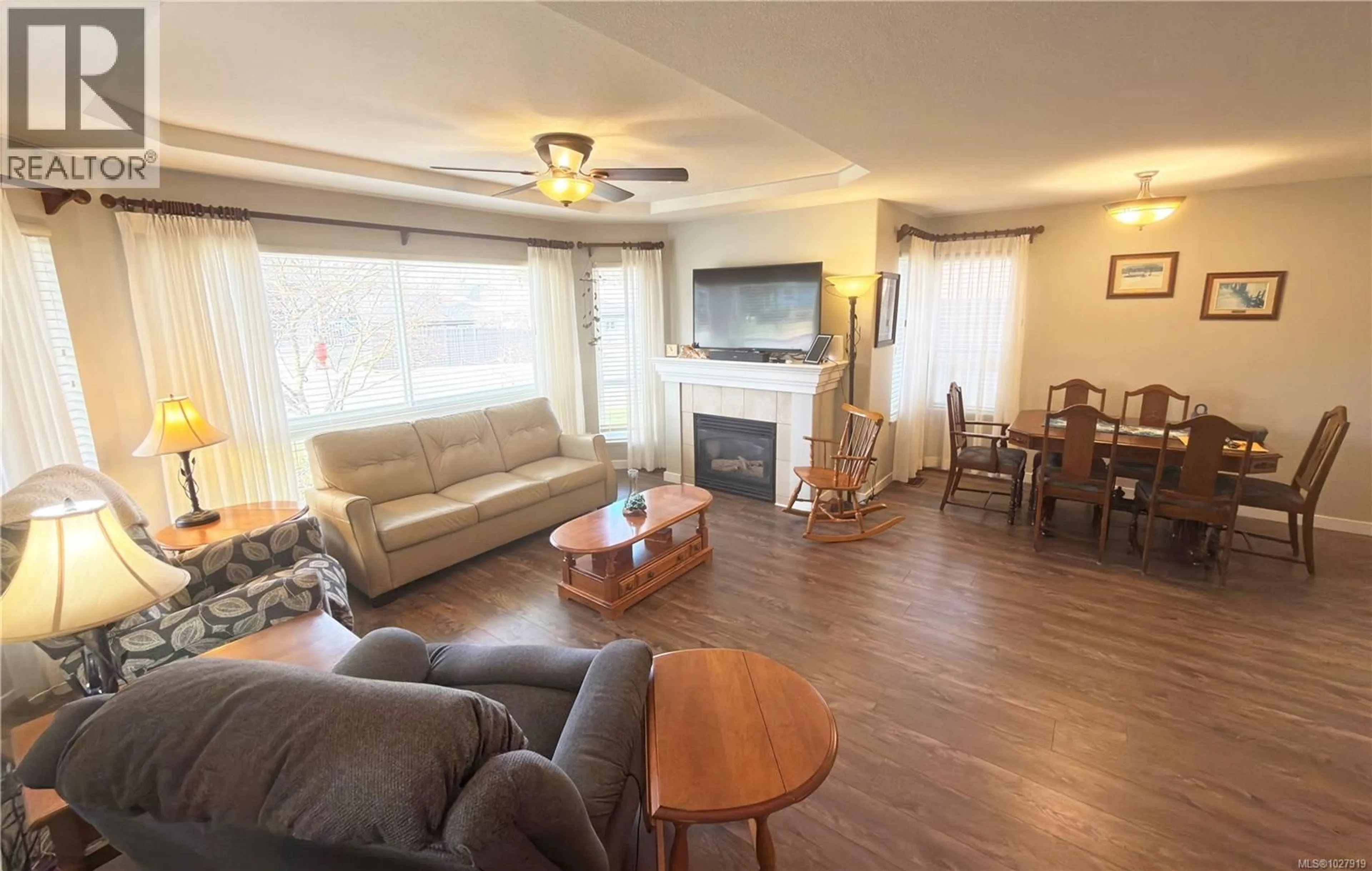 Living room with furniture, wood/laminate floor for 586 HAMPSTEAD STREET, Parksville British Columbia V9P2T7