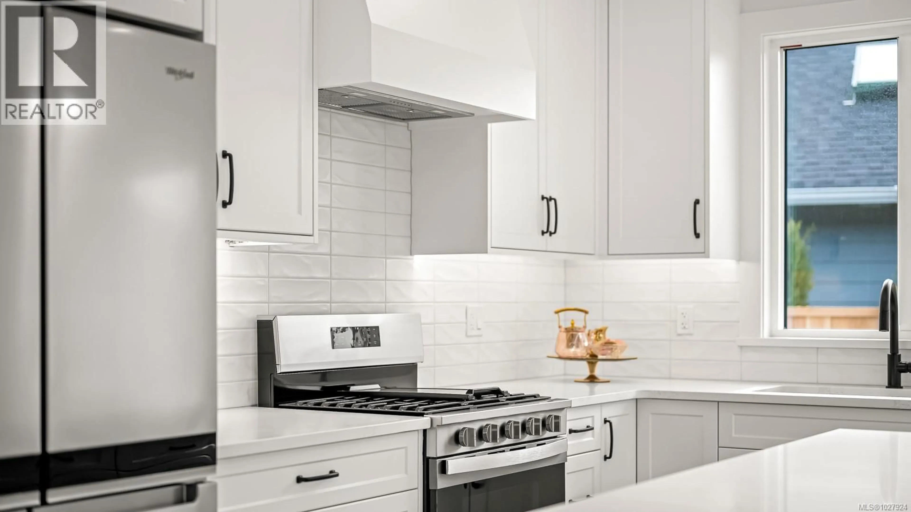 Contemporary kitchen, ceramic/tile floor for SL8 - 865 GRUMMAN PLACE, Comox British Columbia V9M4H9