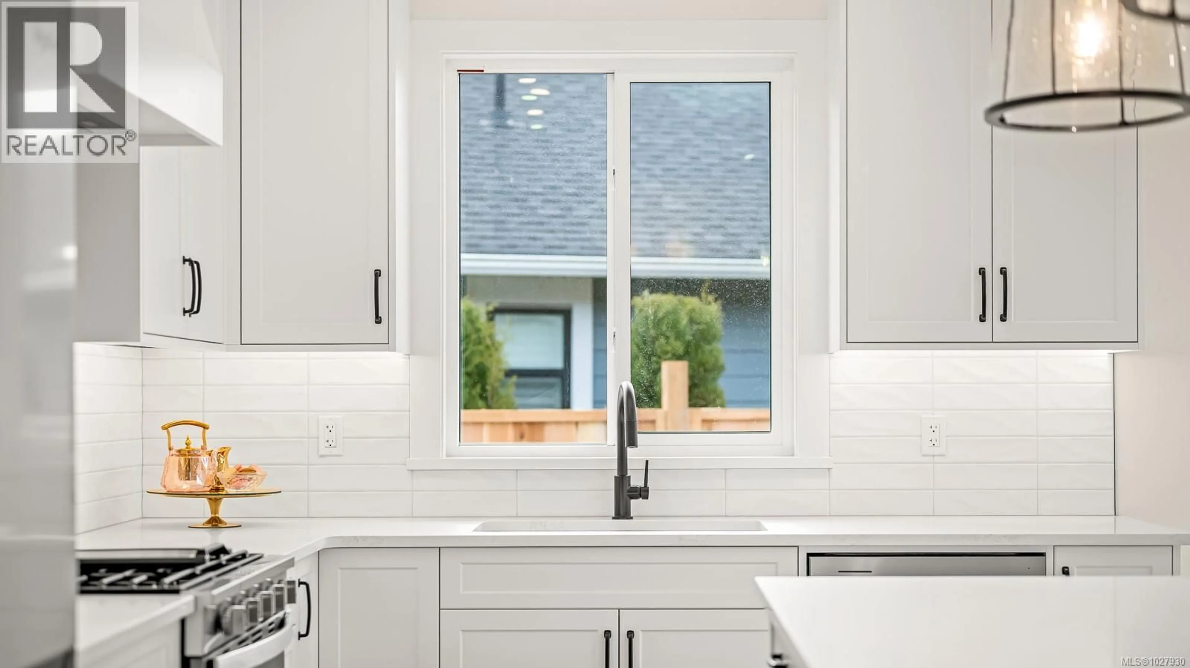 Contemporary kitchen, ceramic/tile floor for SL9 - 865 GRUMMAN PLACE, Comox British Columbia V9M4H9