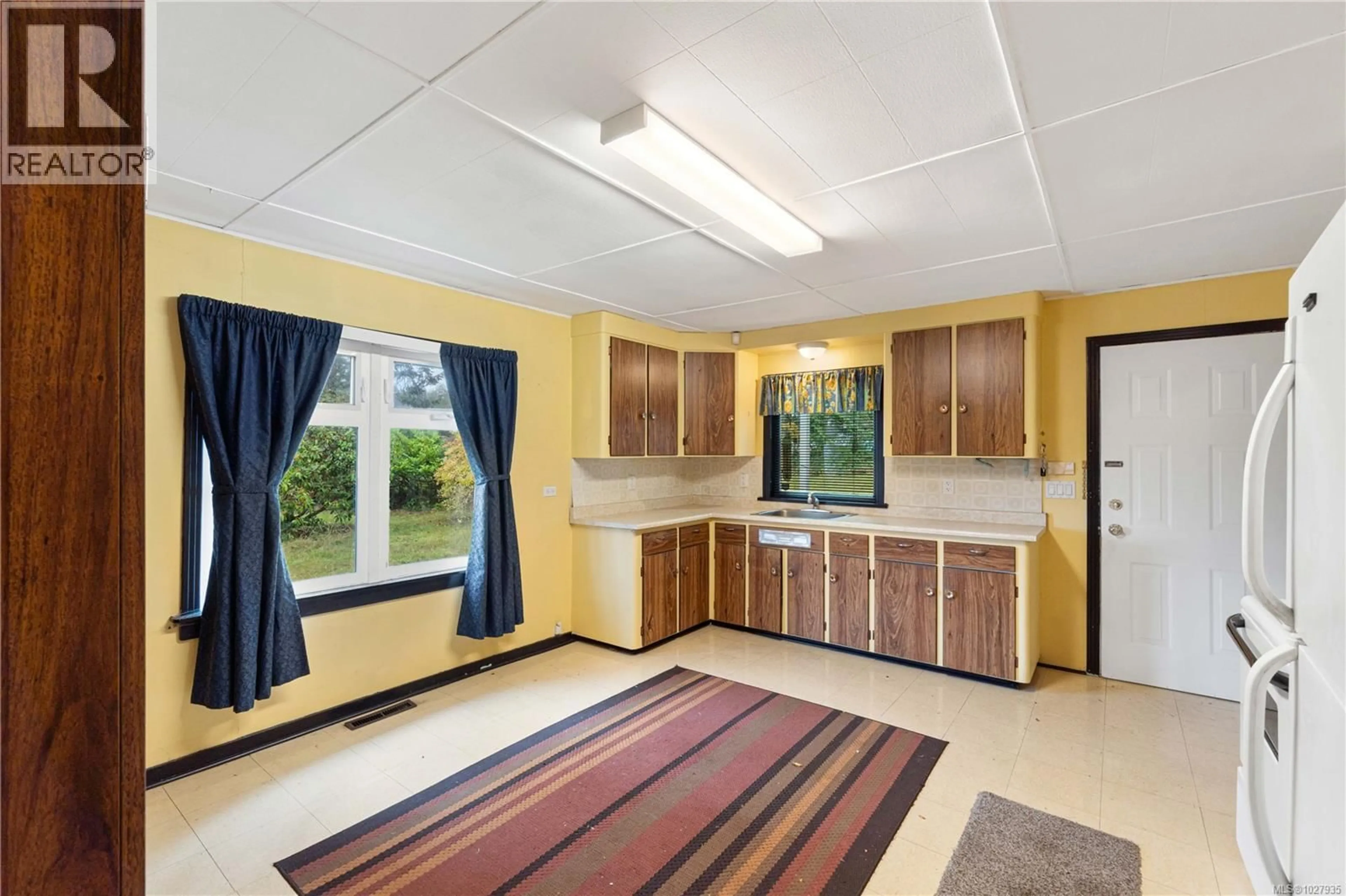 Standard kitchen, ceramic/tile floor for 6850 ISLAND HIGHWAY WEST, Bowser British Columbia V0R1G0