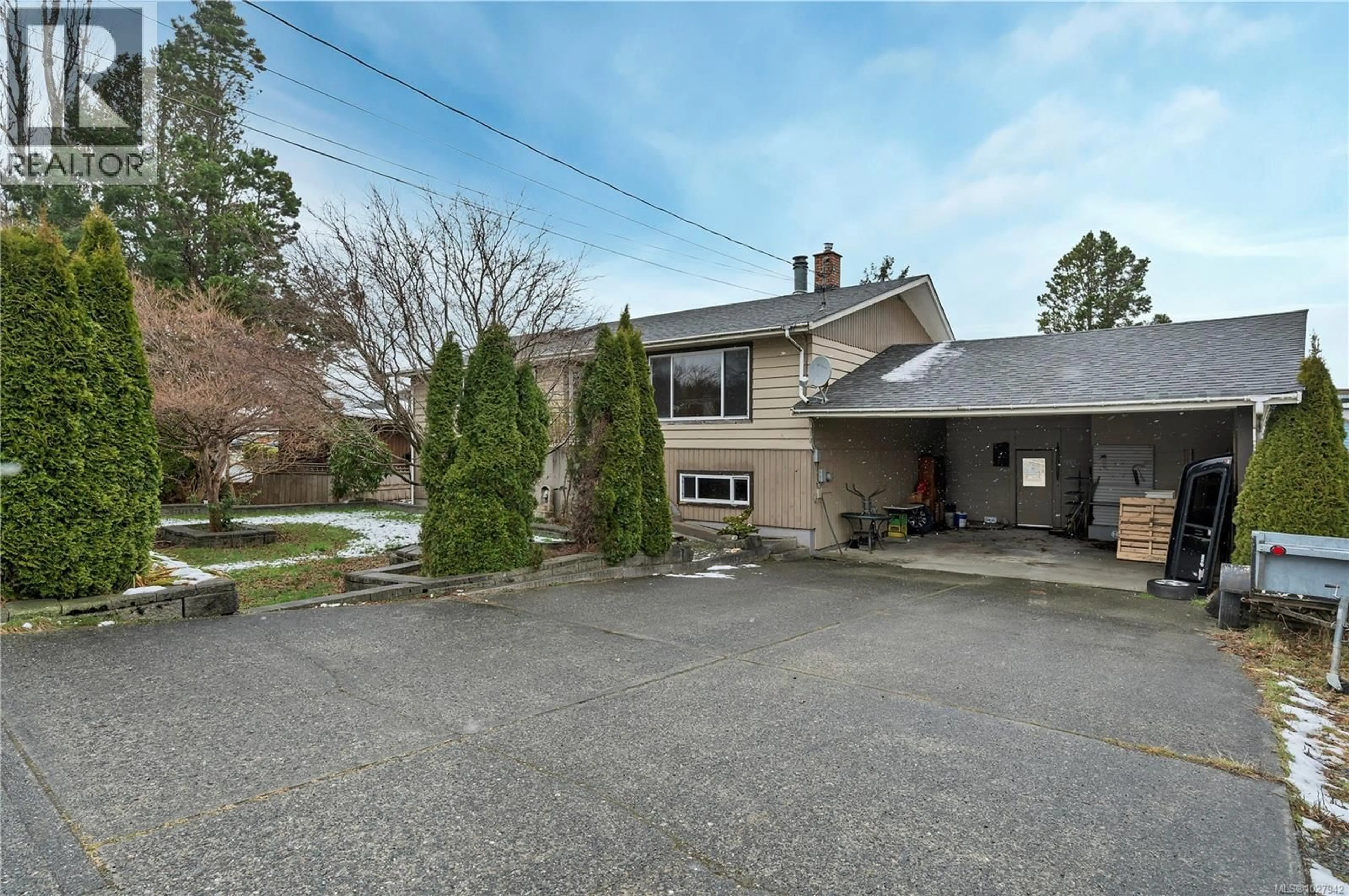 A pic from outside/outdoor area/front of a property/back of a property/a pic from drone, street for 400 ENGLEWOOD DRIVE, Port McNeill British Columbia V0N2R0