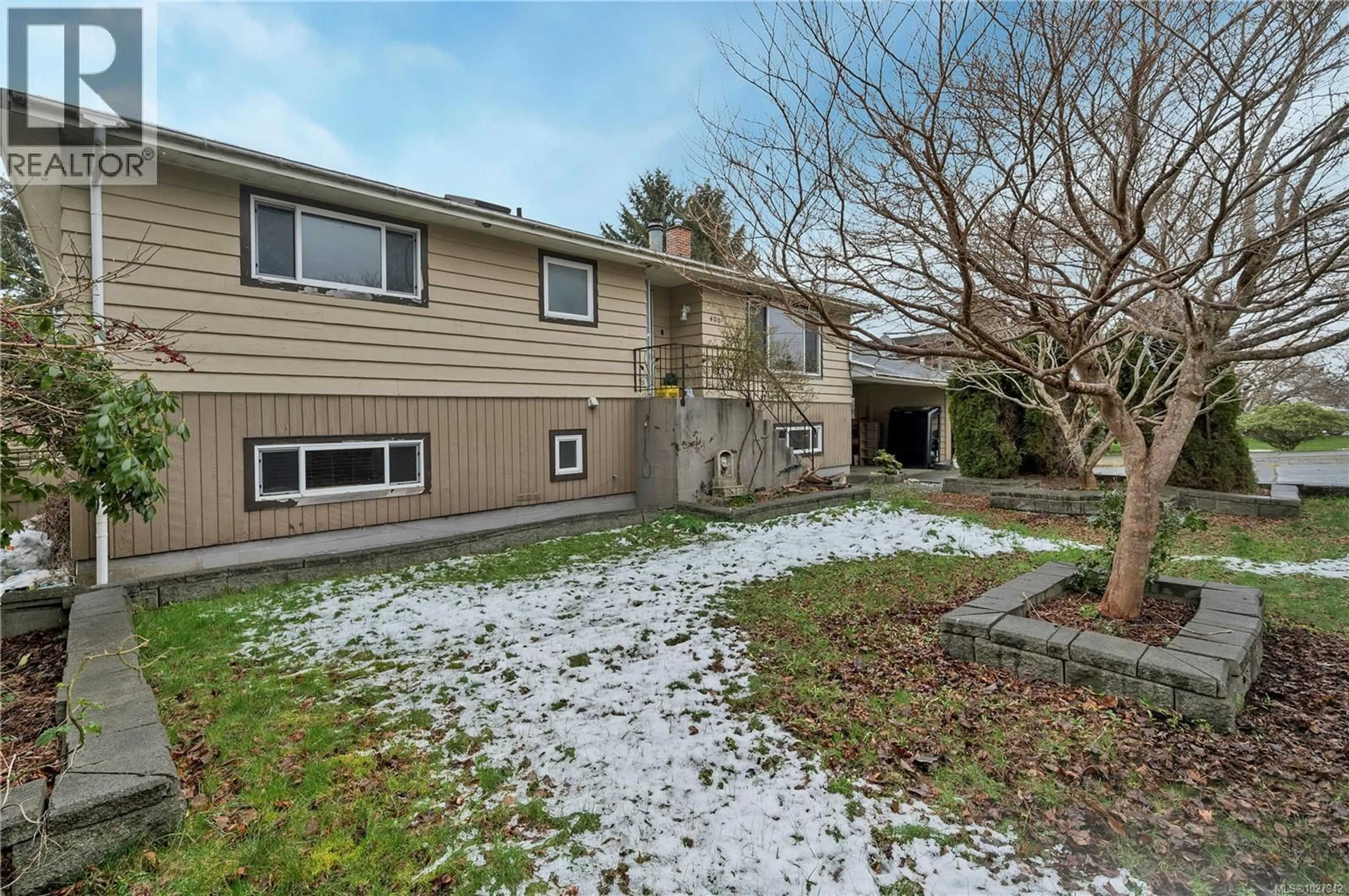 Home with vinyl exterior material, street for 400 ENGLEWOOD DRIVE, Port McNeill British Columbia V0N2R0