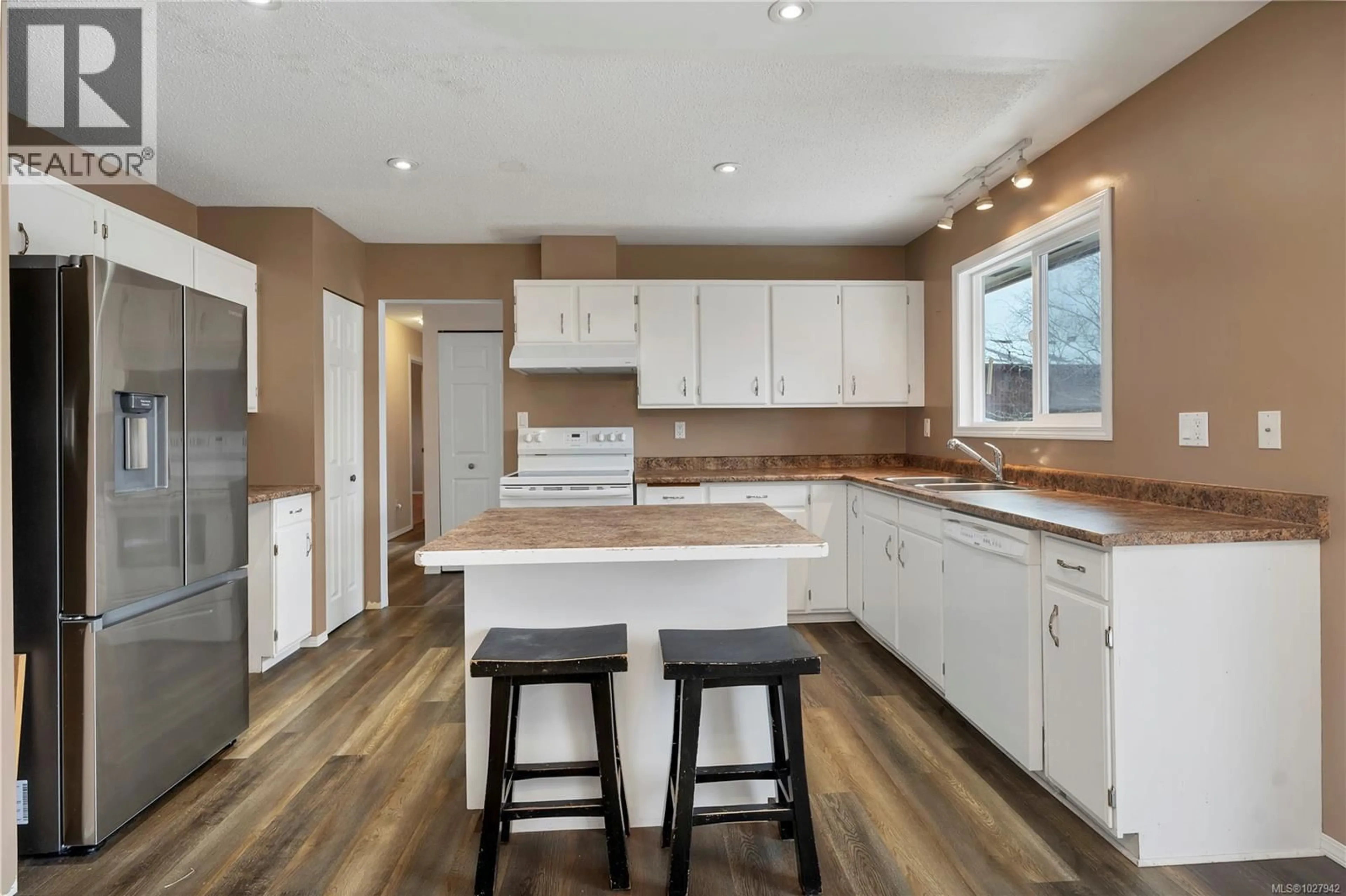 Open concept kitchen, wood/laminate floor for 400 ENGLEWOOD DRIVE, Port McNeill British Columbia V0N2R0