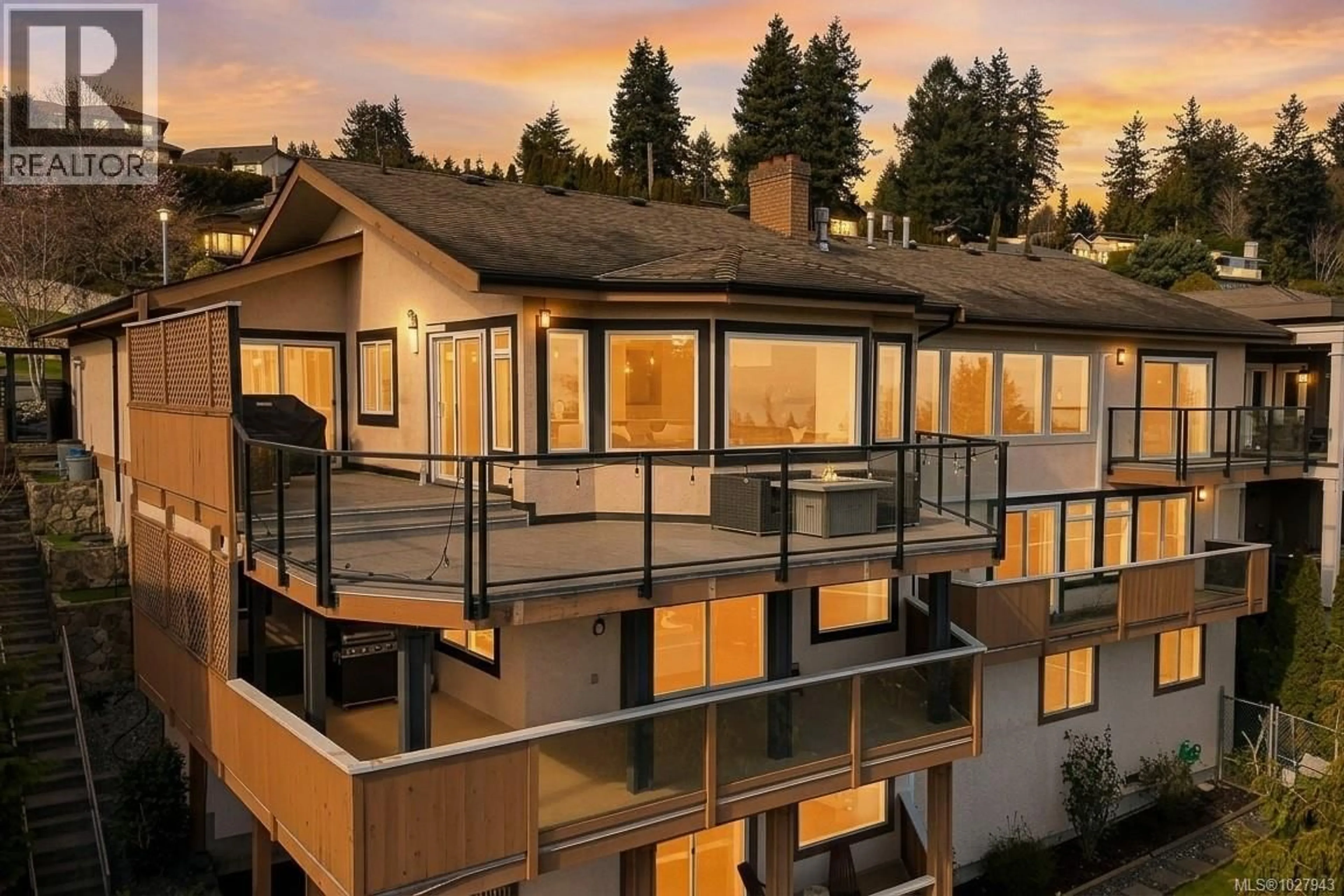 Home with vinyl exterior material, mountain view for 972 SEAPEARL PLACE, Saanich British Columbia V8Y2X2