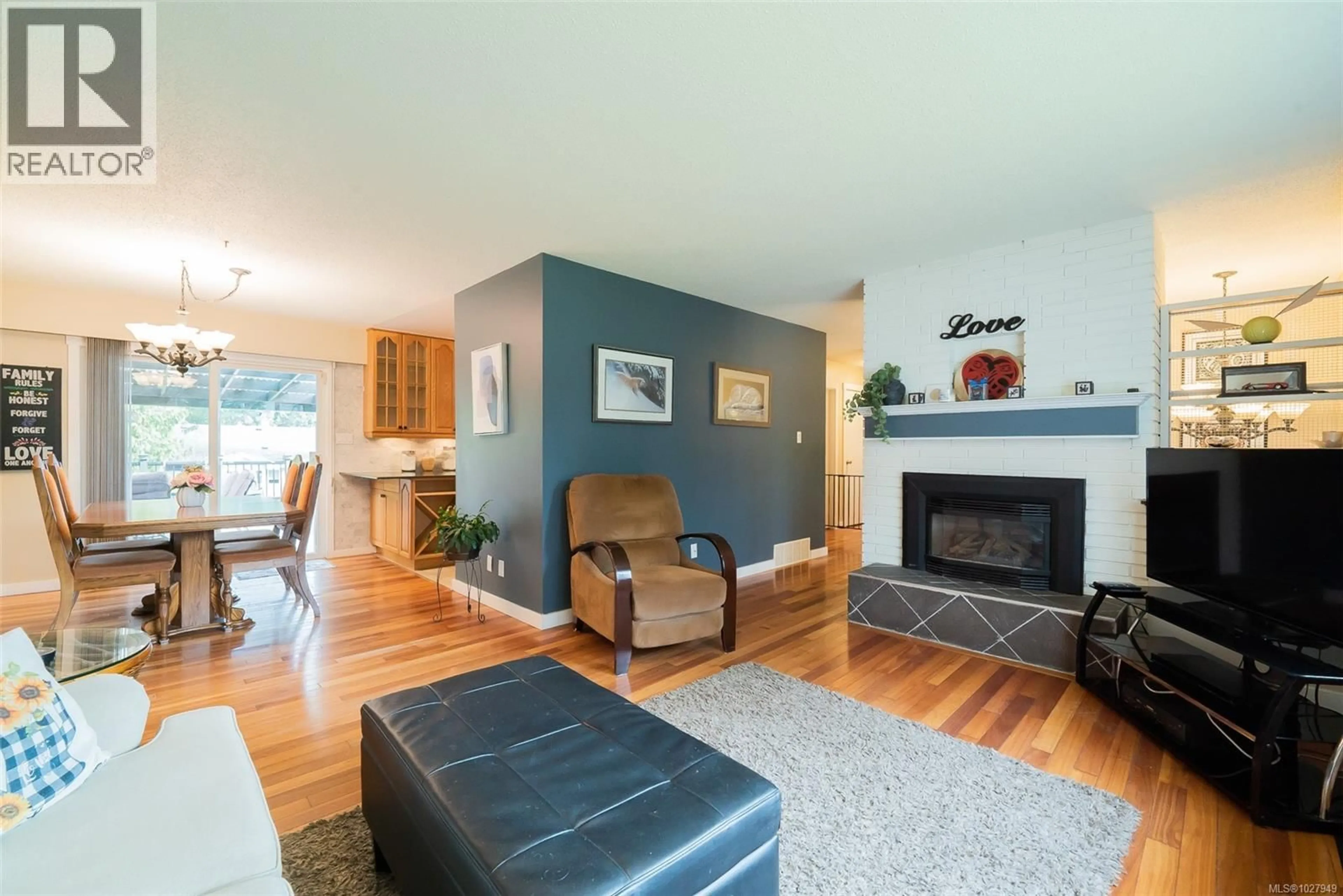 Living room with furniture, wood/laminate floor for 2994 COLWOOD ROAD, Nanaimo British Columbia V9T1V5