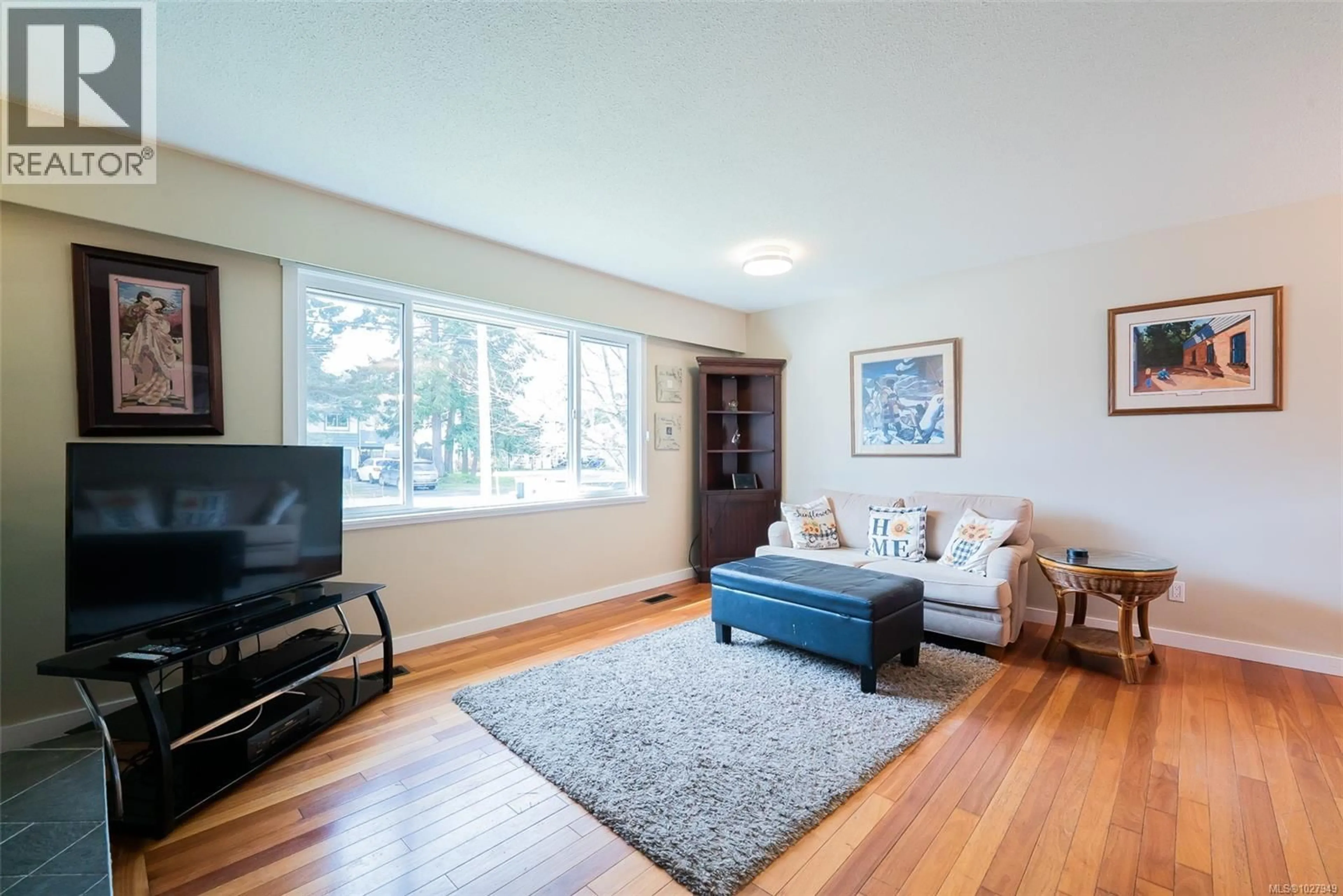 Living room with furniture, wood/laminate floor for 2994 COLWOOD ROAD, Nanaimo British Columbia V9T1V5