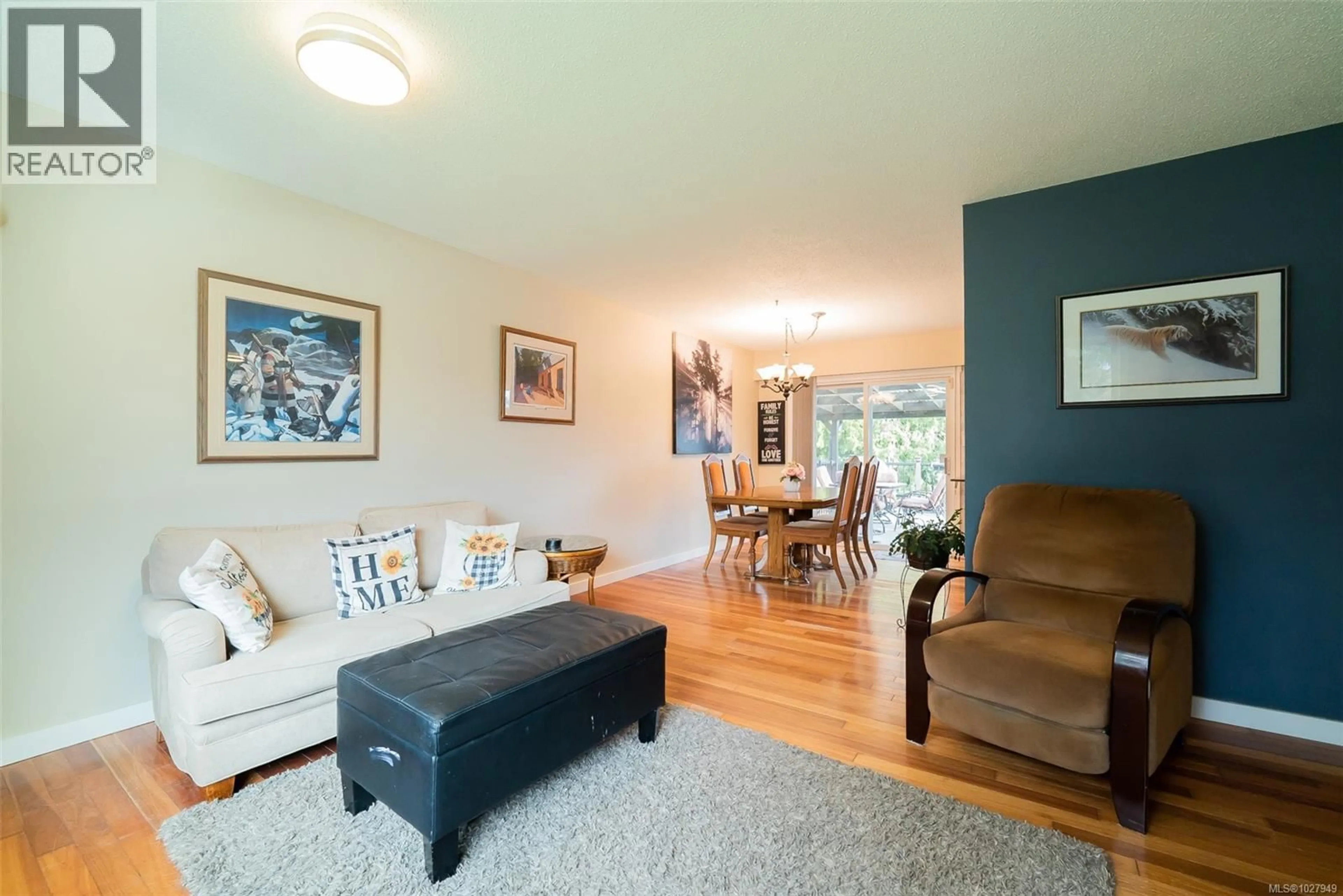 Living room with furniture, wood/laminate floor for 2994 COLWOOD ROAD, Nanaimo British Columbia V9T1V5