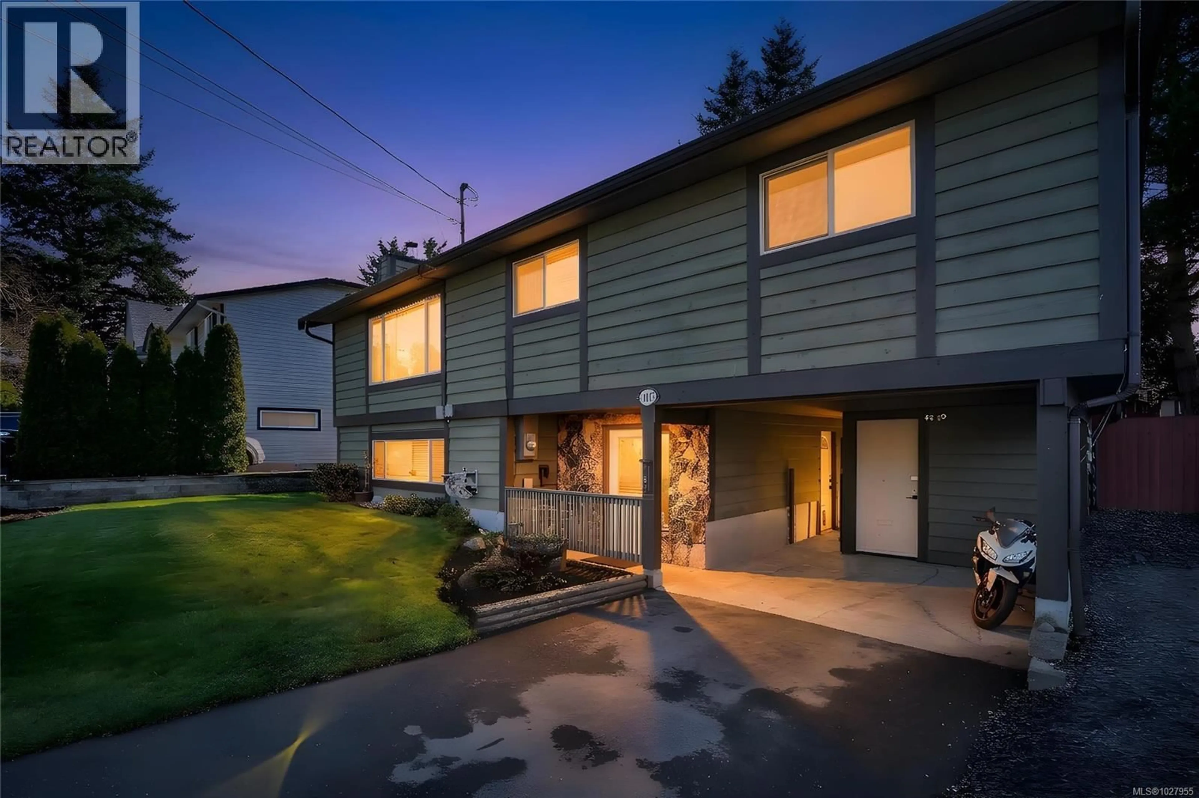 Home with vinyl exterior material, street for 417 8TH STREET, Nanaimo British Columbia V9R1B3