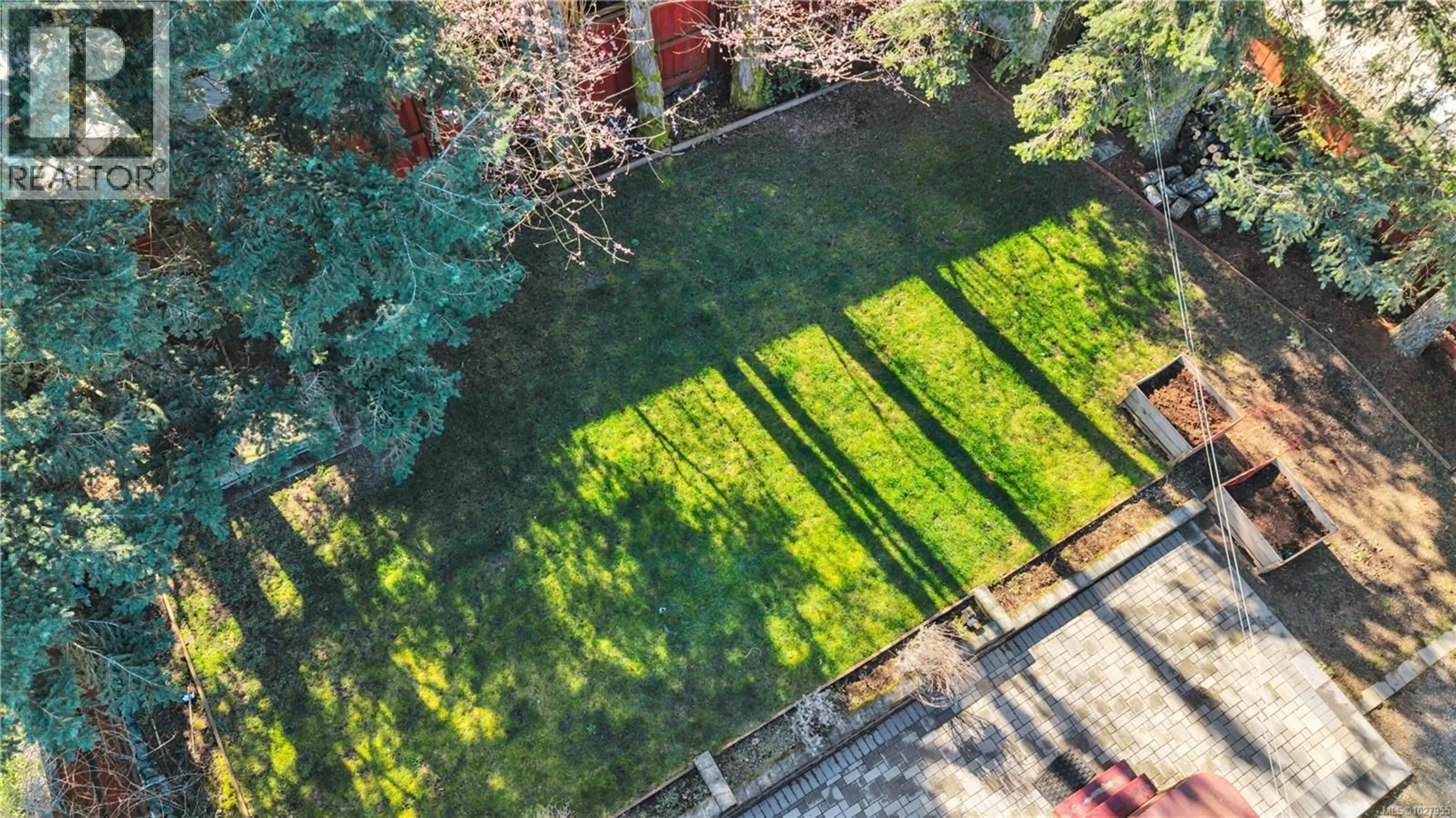 A pic from outside/outdoor area/front of a property/back of a property/a pic from drone, unknown for 417 8TH STREET, Nanaimo British Columbia V9R1B3