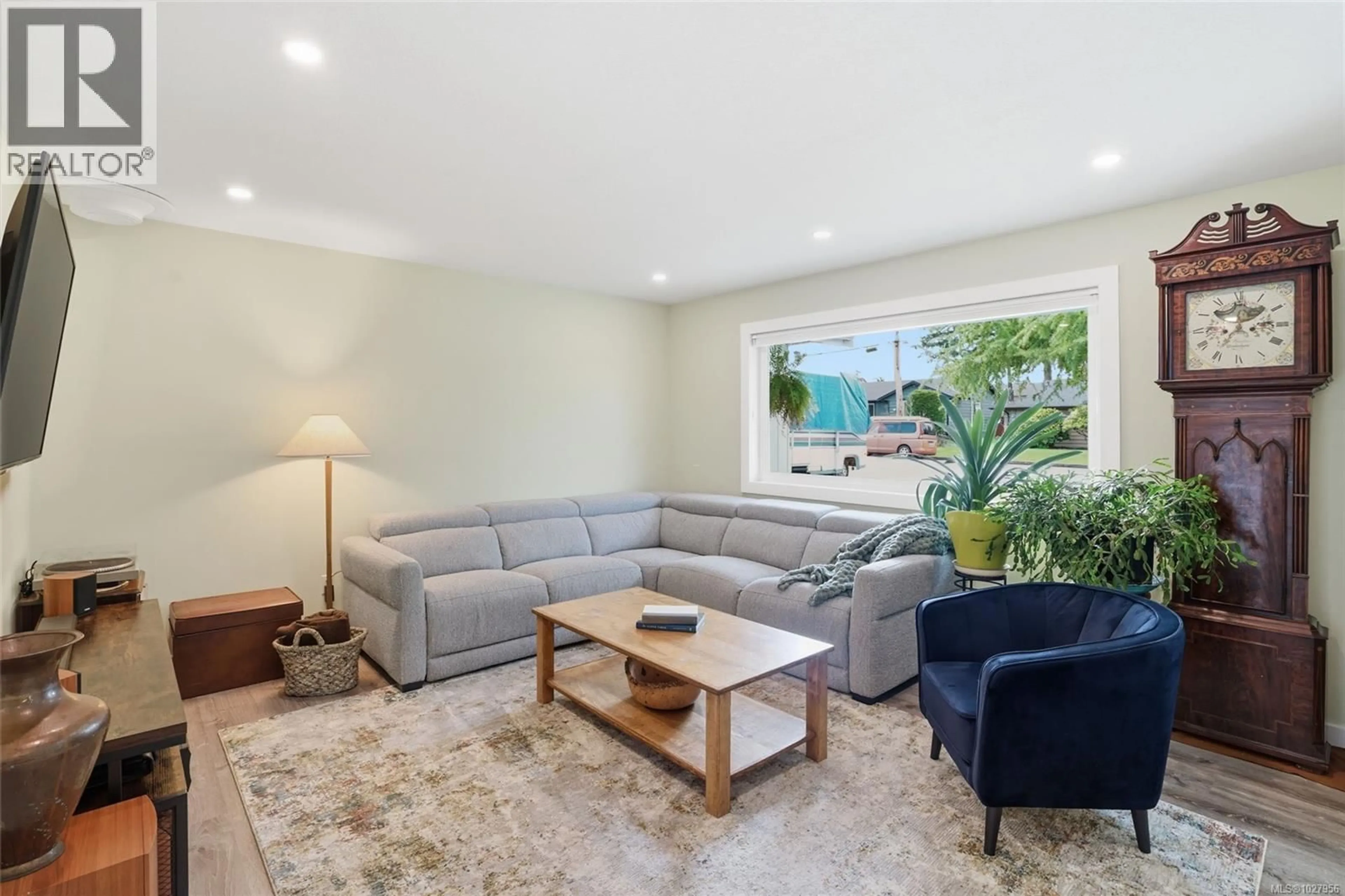 Living room with furniture, unknown for 668 FOSTER DRIVE, Parksville British Columbia V9P1A8