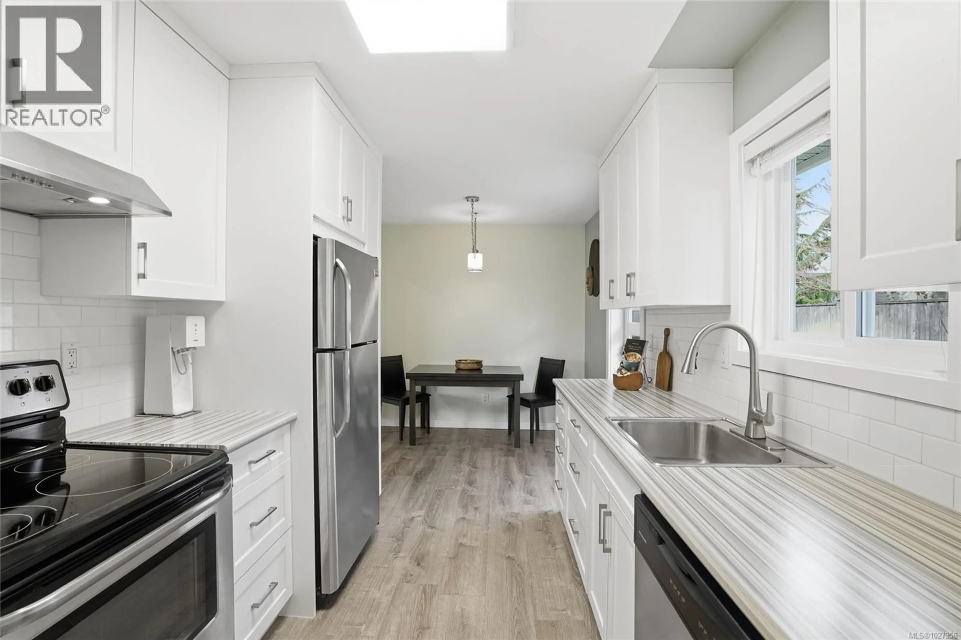 Open concept kitchen, ceramic/tile floor for 668 FOSTER DRIVE, Parksville British Columbia V9P1A8
