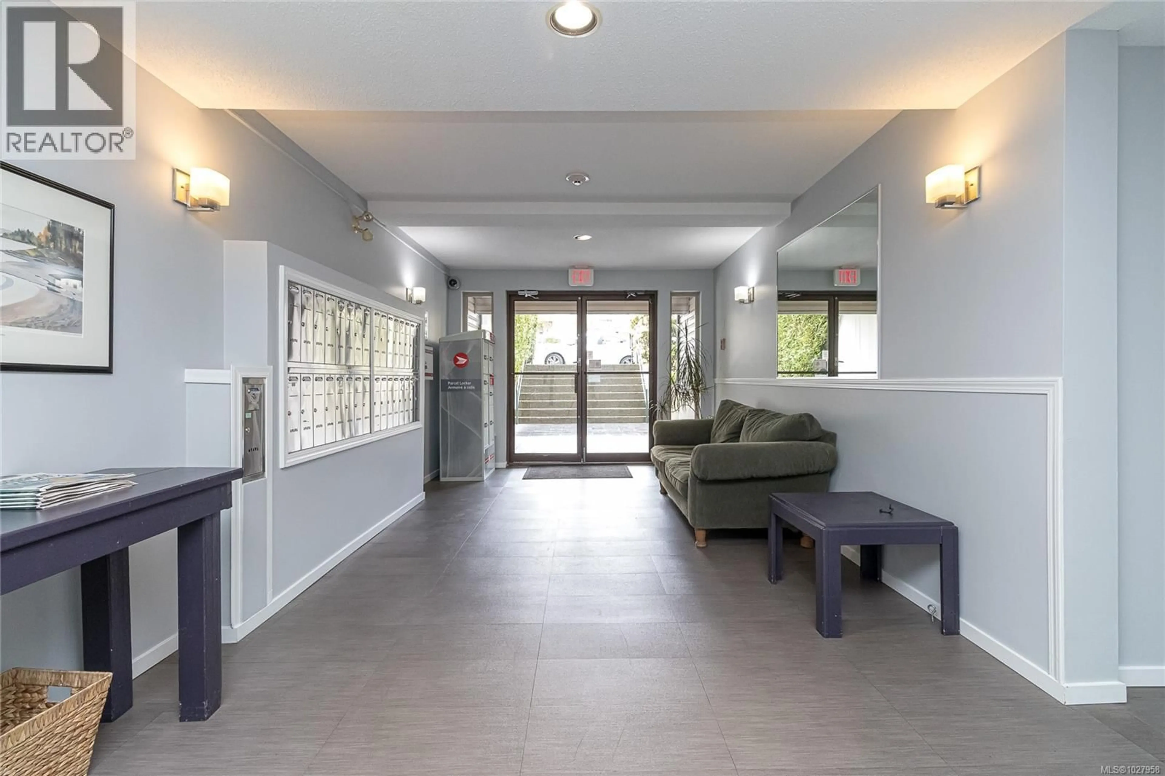 Indoor foyer for 201 - 1270 JOHNSON STREET, Victoria British Columbia V8V3P1