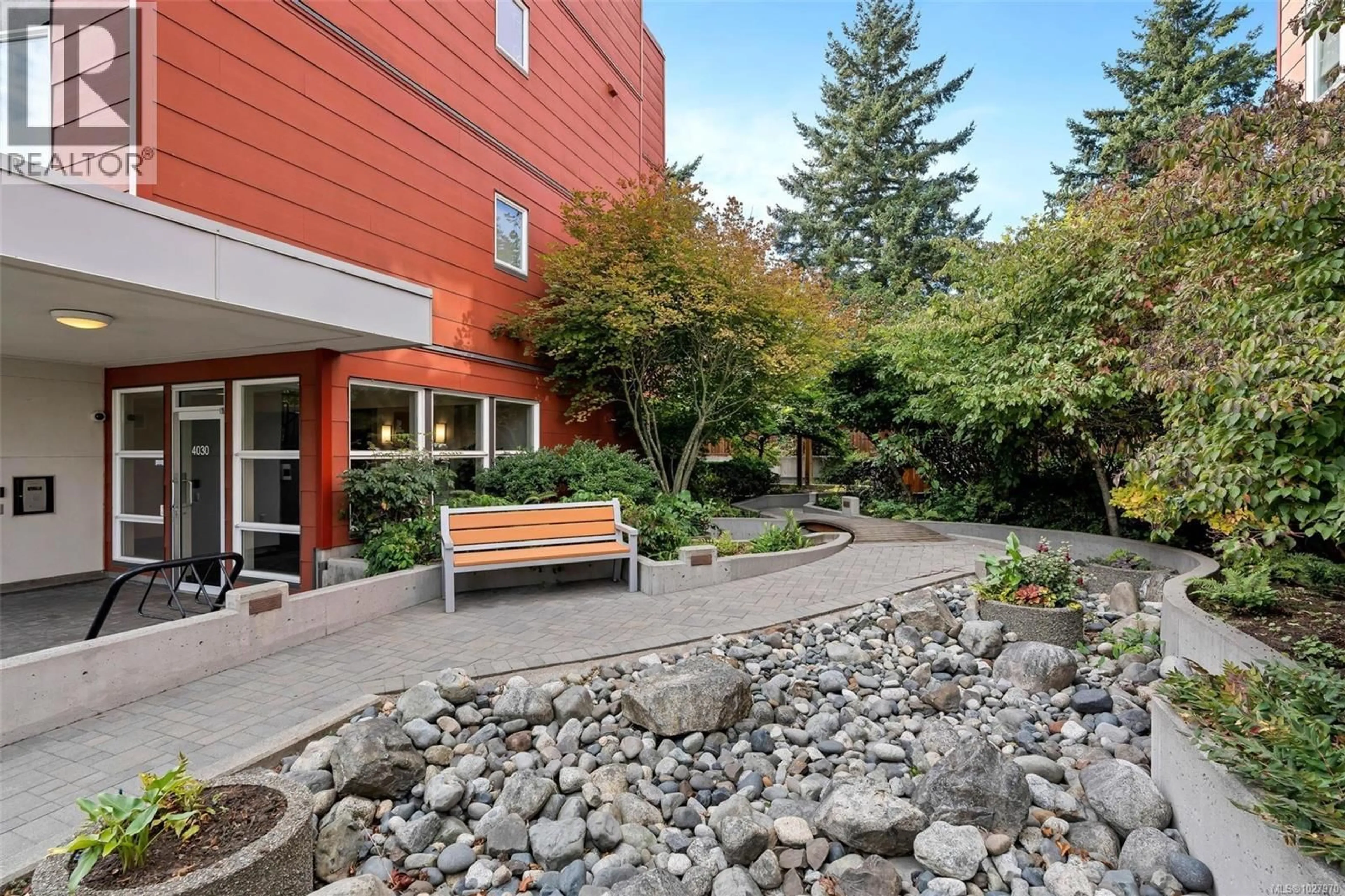 Patio, street for 203 - 4030 BORDEN STREET, Saanich British Columbia V8X2E9