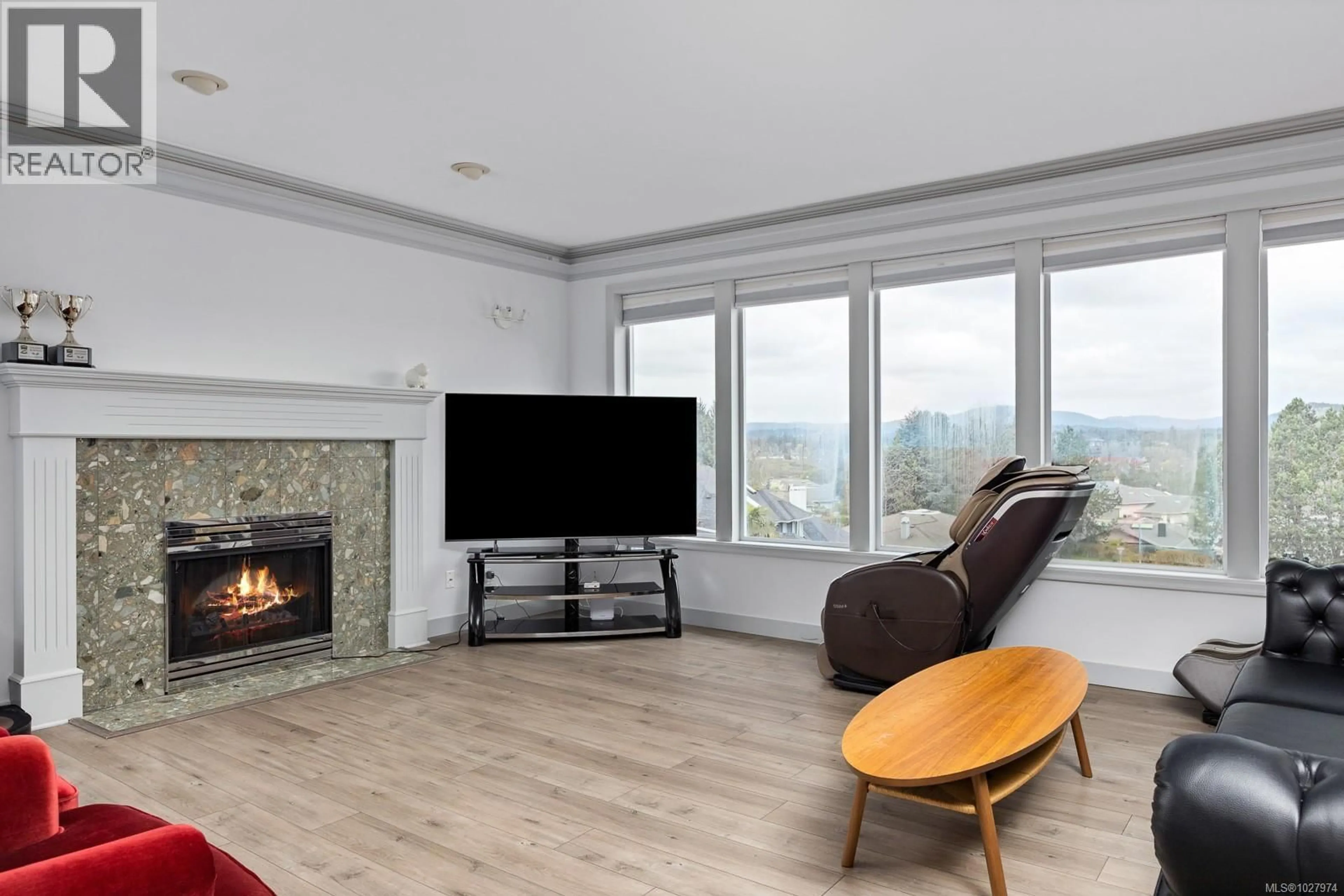 Living room with furniture, wood/laminate floor for 1087 TOTEMWOOD LANE, Saanich British Columbia V8X5E3