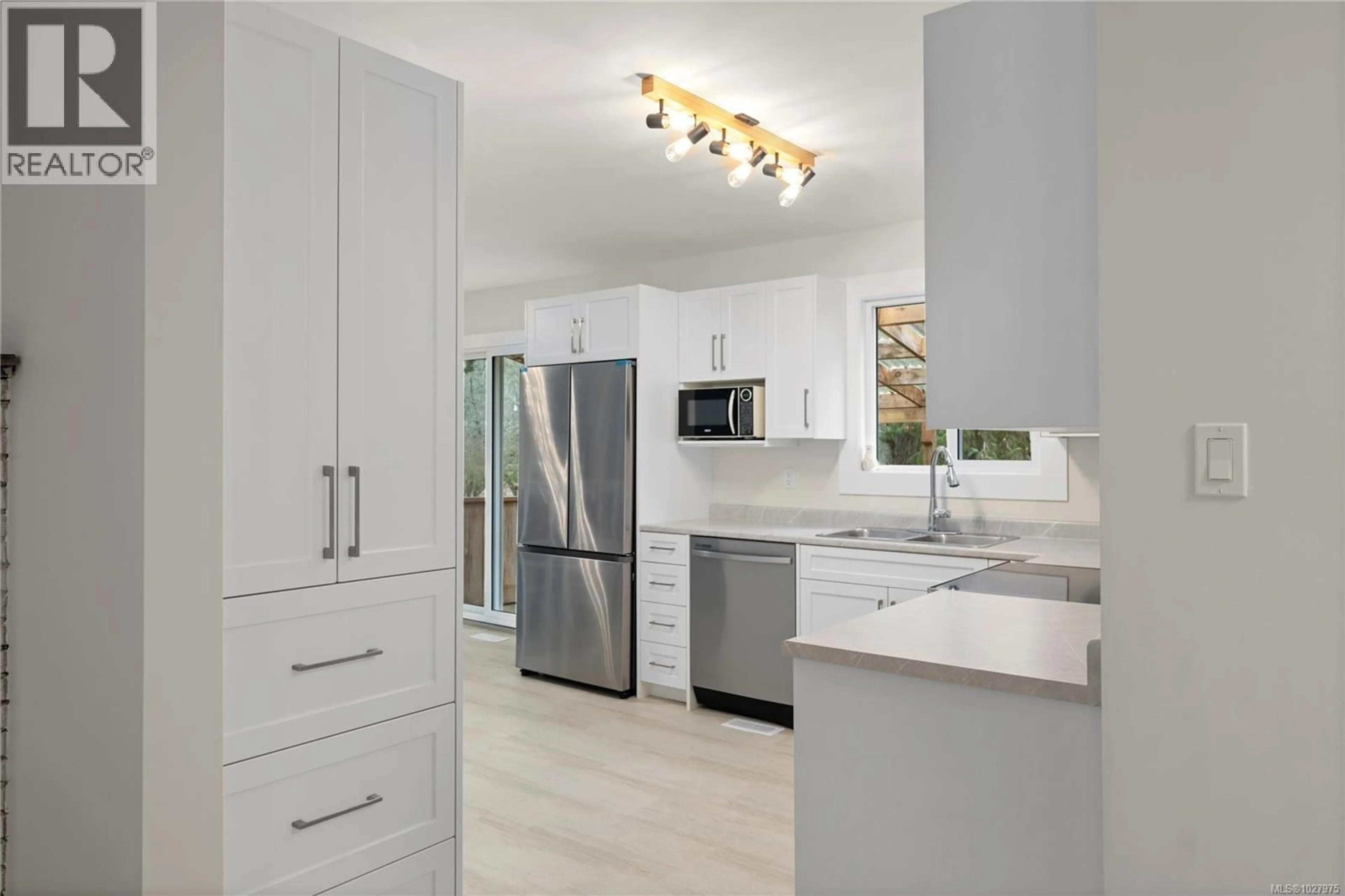 Contemporary kitchen, ceramic/tile floor for 3224 UPLANDS DRIVE, Nanaimo British Columbia V9T2T1