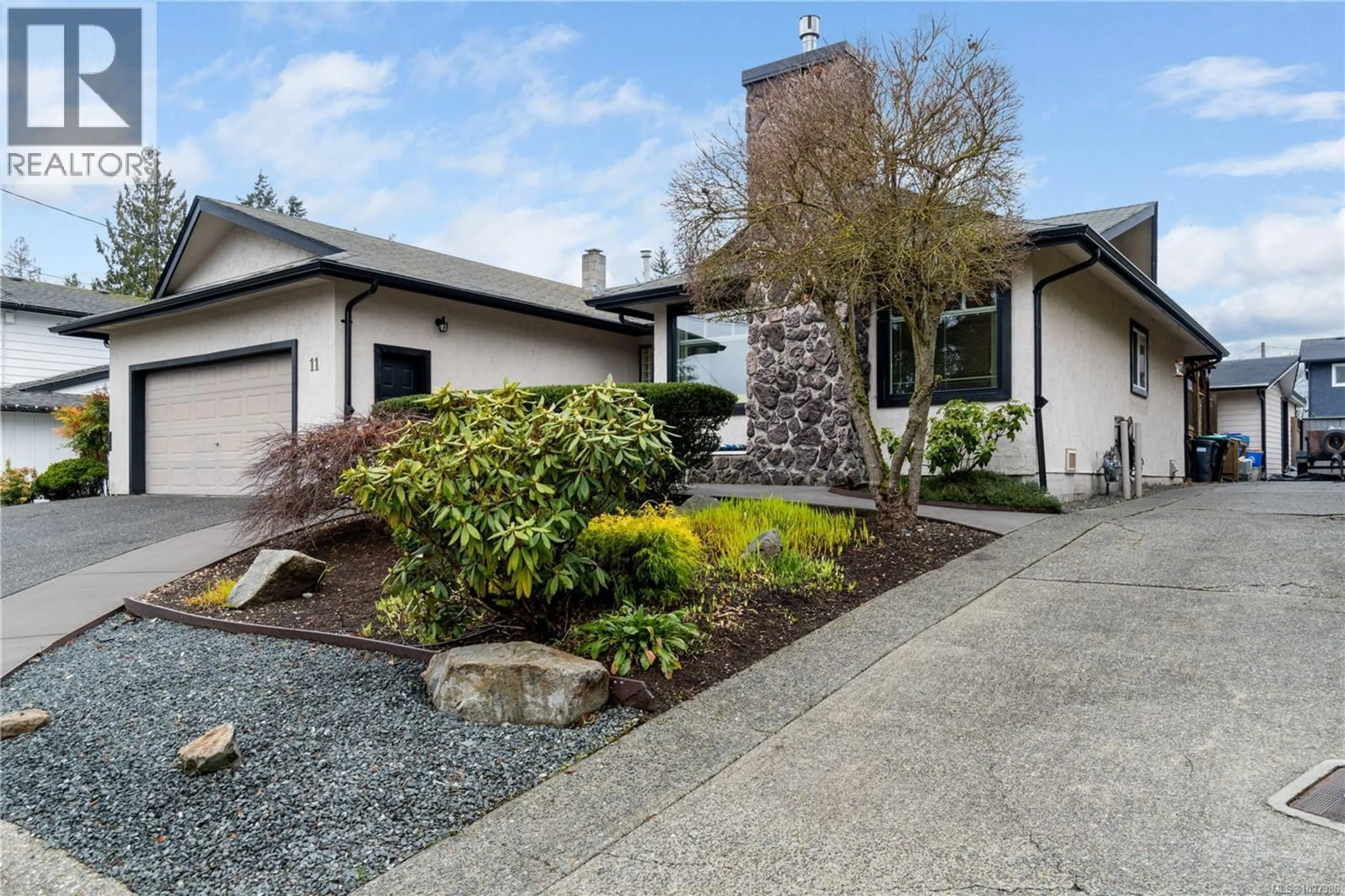 Home with vinyl exterior material, street for 11 SYLVAN CRESCENT, Parksville British Columbia V9P1H1