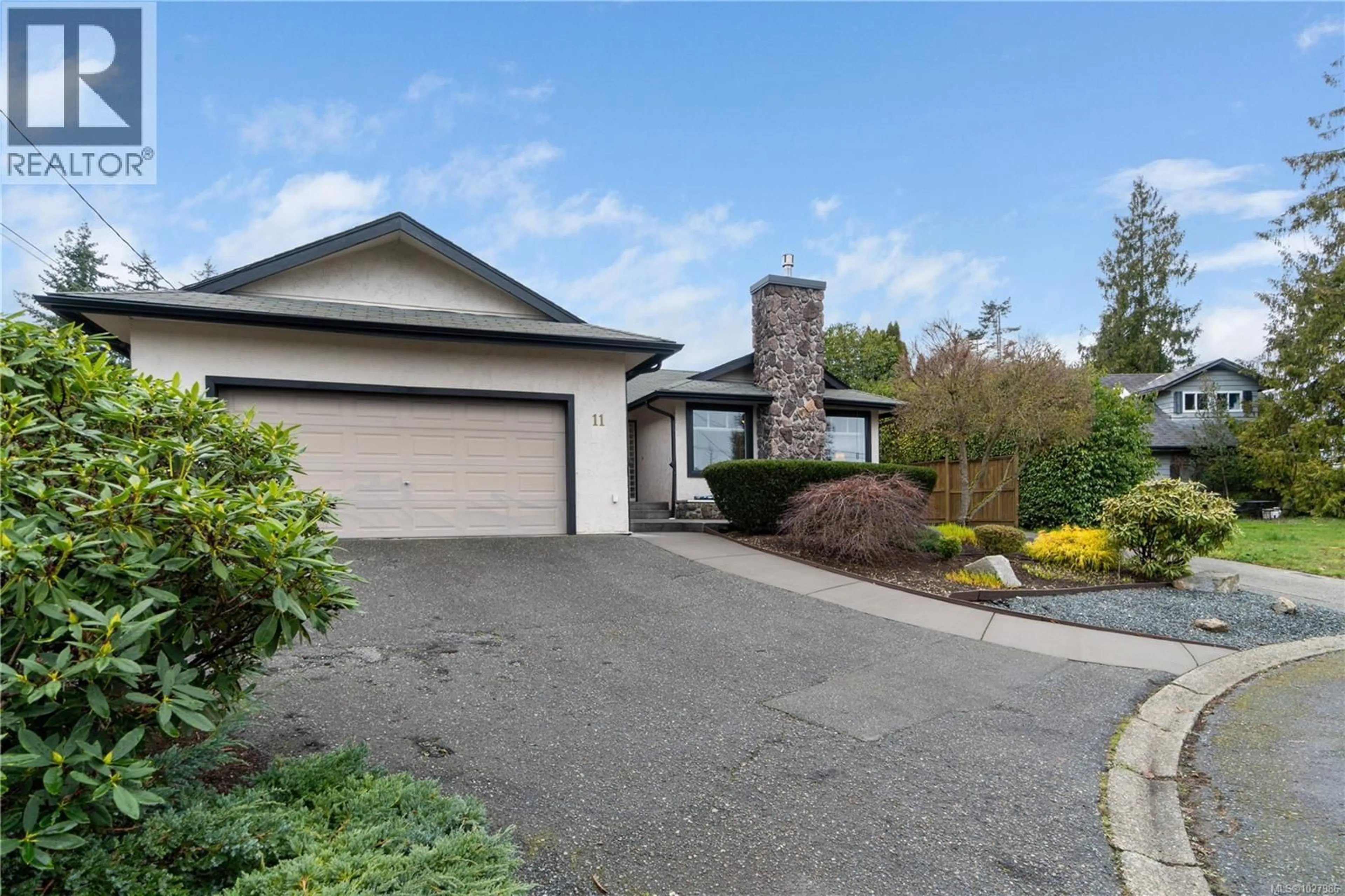 Home with vinyl exterior material, street for 11 SYLVAN CRESCENT, Parksville British Columbia V9P1H1