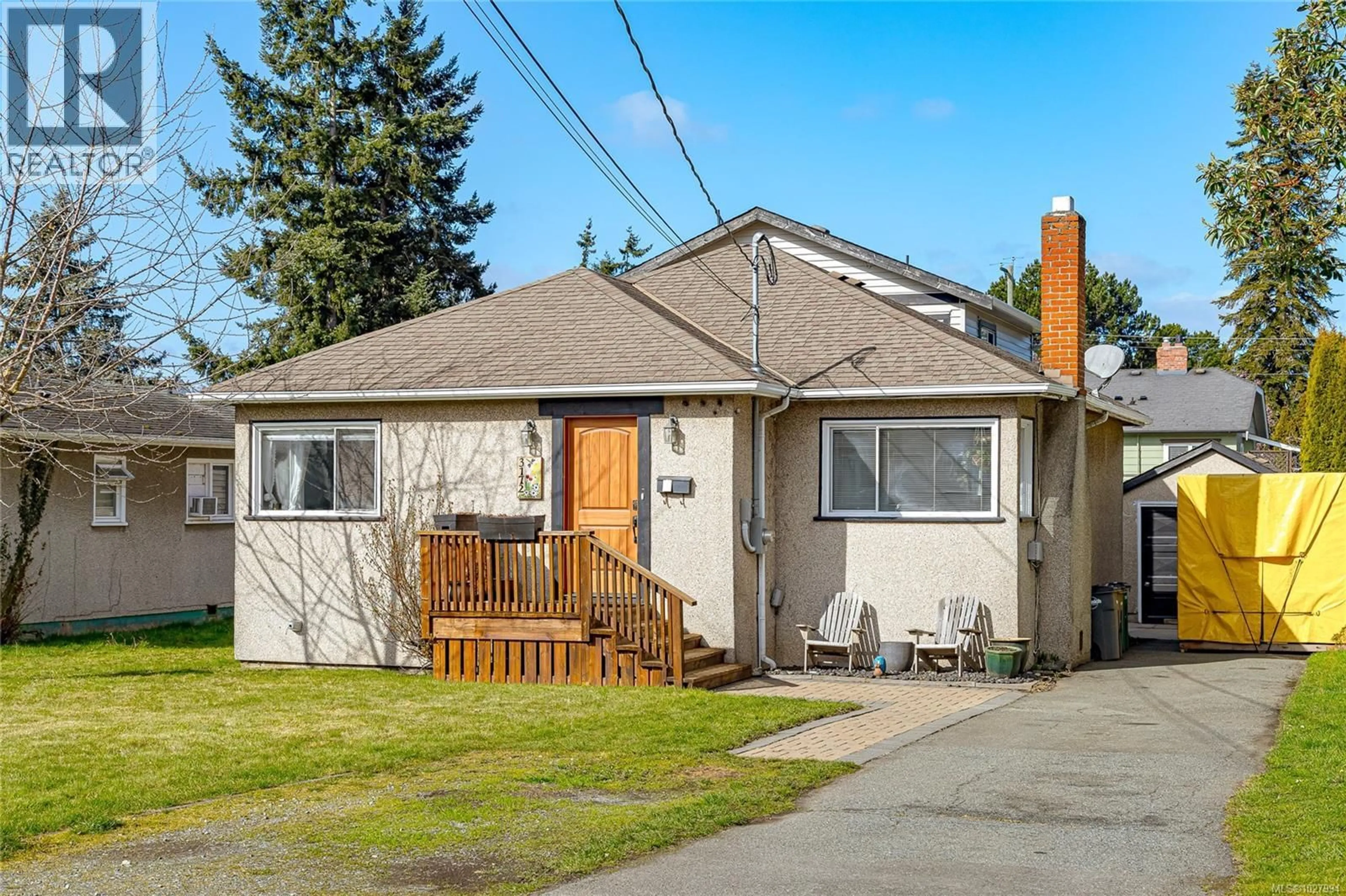 Home with vinyl exterior material, street for 3172 WASCANA STREET, Saanich British Columbia V9A1W3