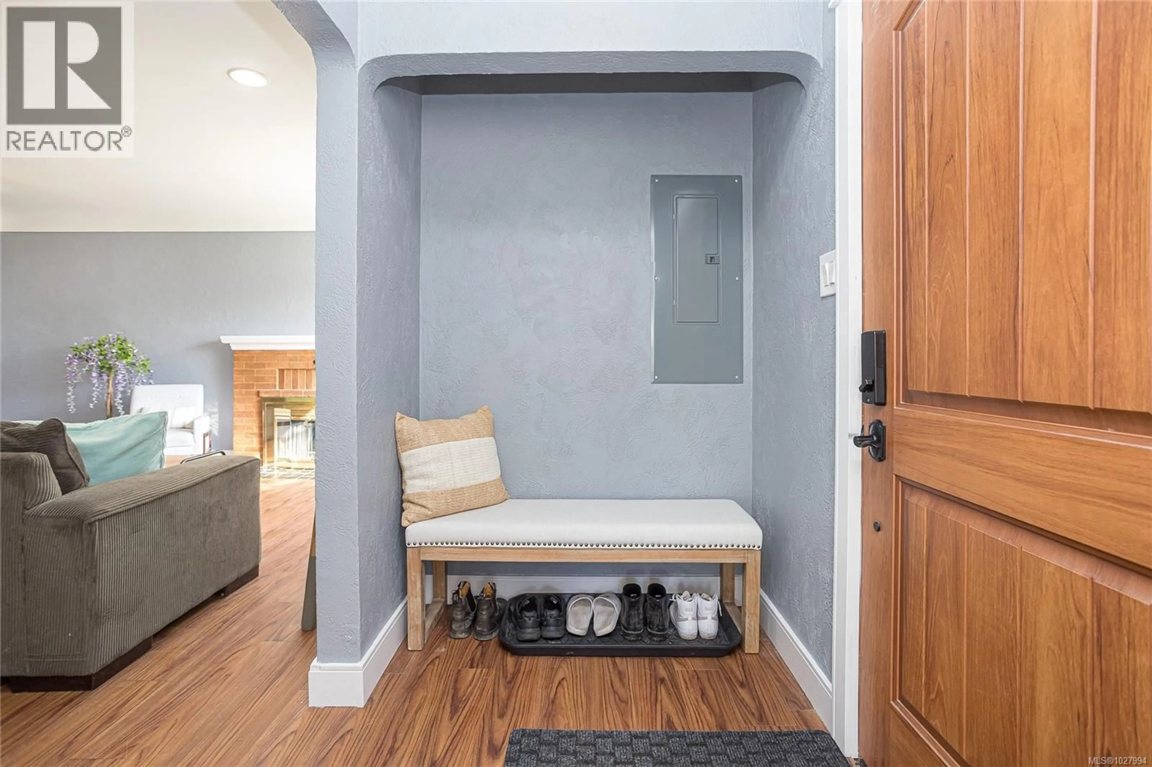 Indoor entryway for 3172 WASCANA STREET, Saanich British Columbia V9A1W3