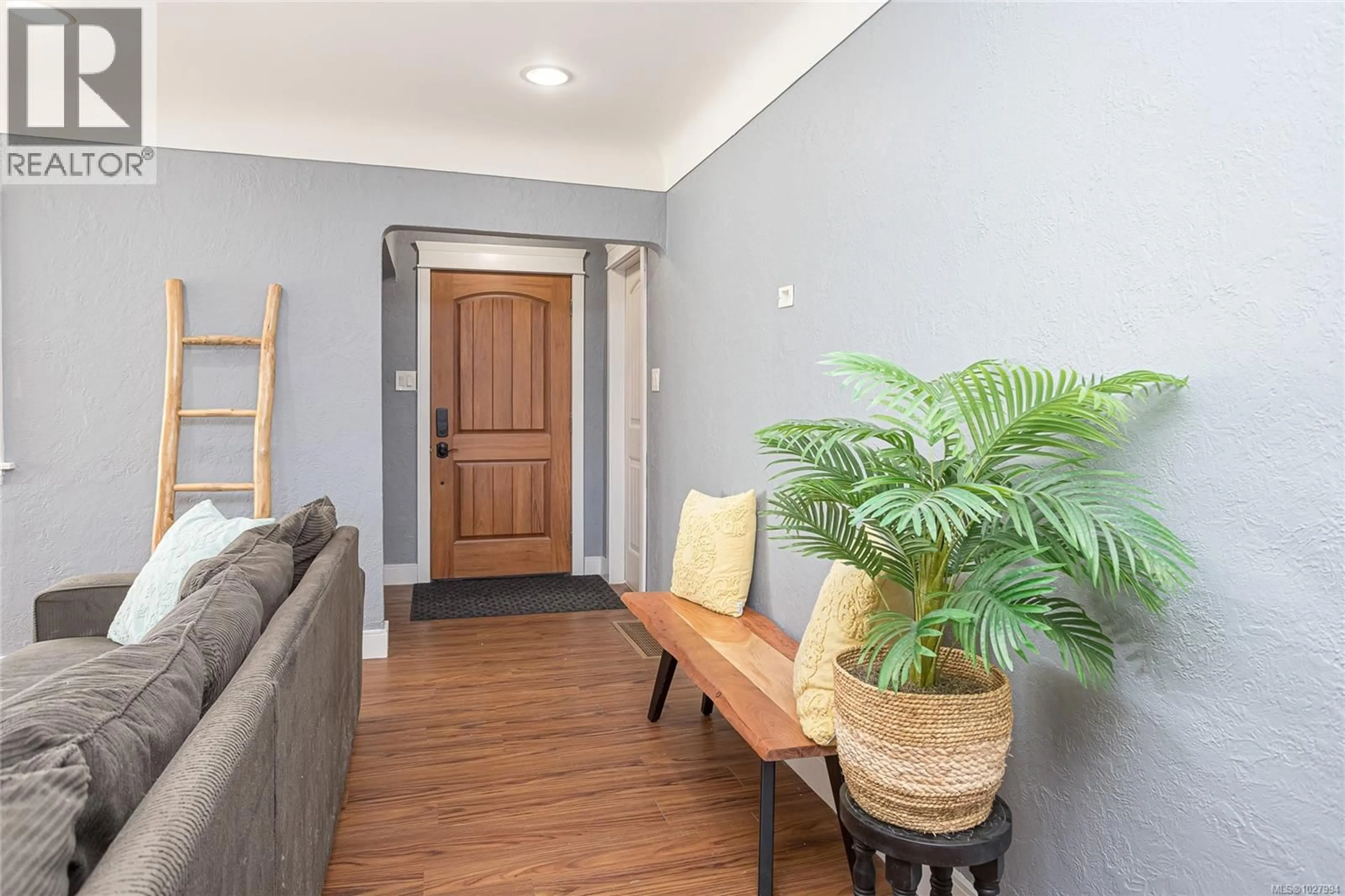 Indoor entryway for 3172 WASCANA STREET, Saanich British Columbia V9A1W3