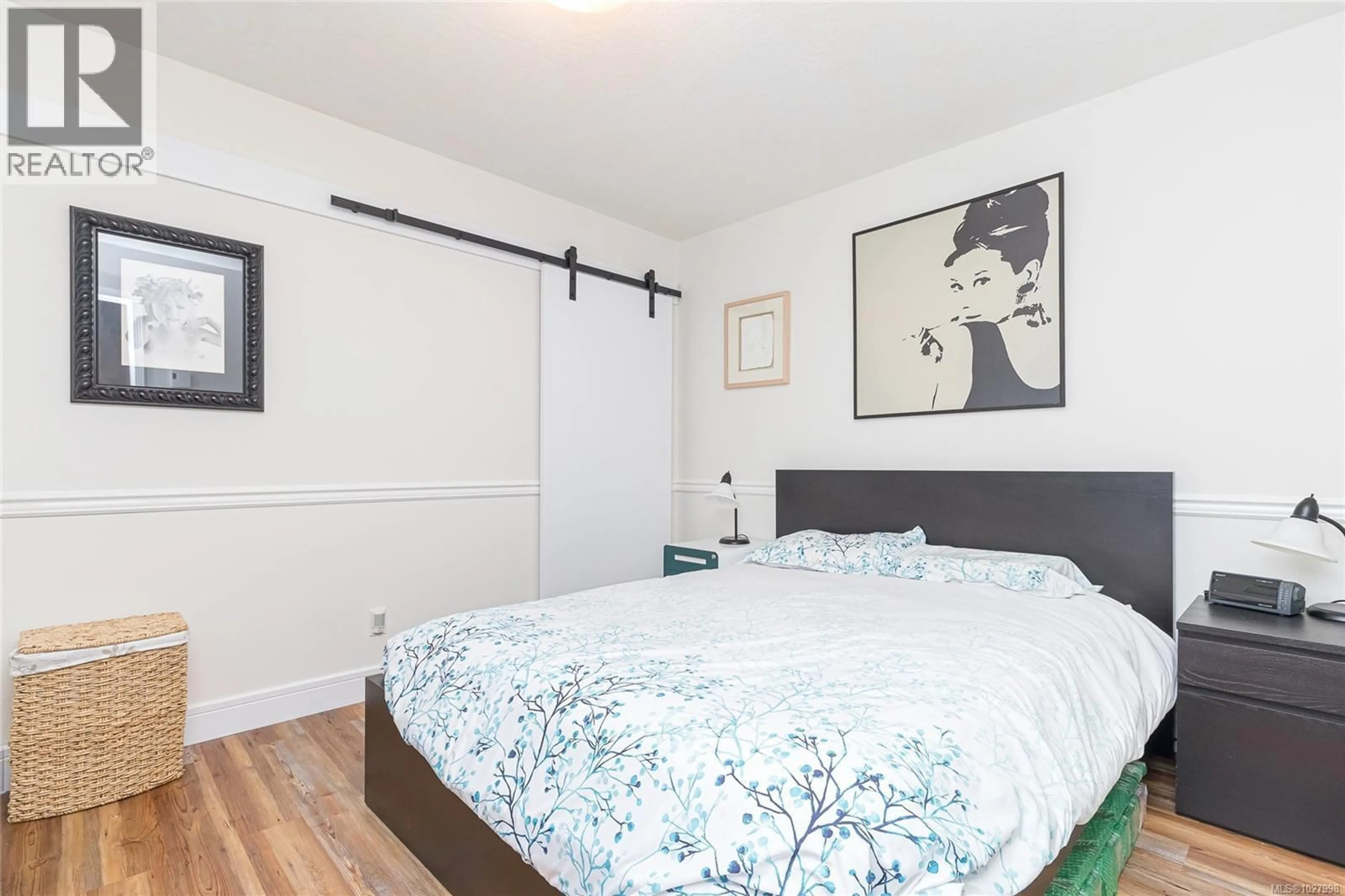 Bedroom with bed, wood/laminate floor for 14 - 5110 CORDOVA BAY ROAD, Saanich British Columbia V8Y2K5