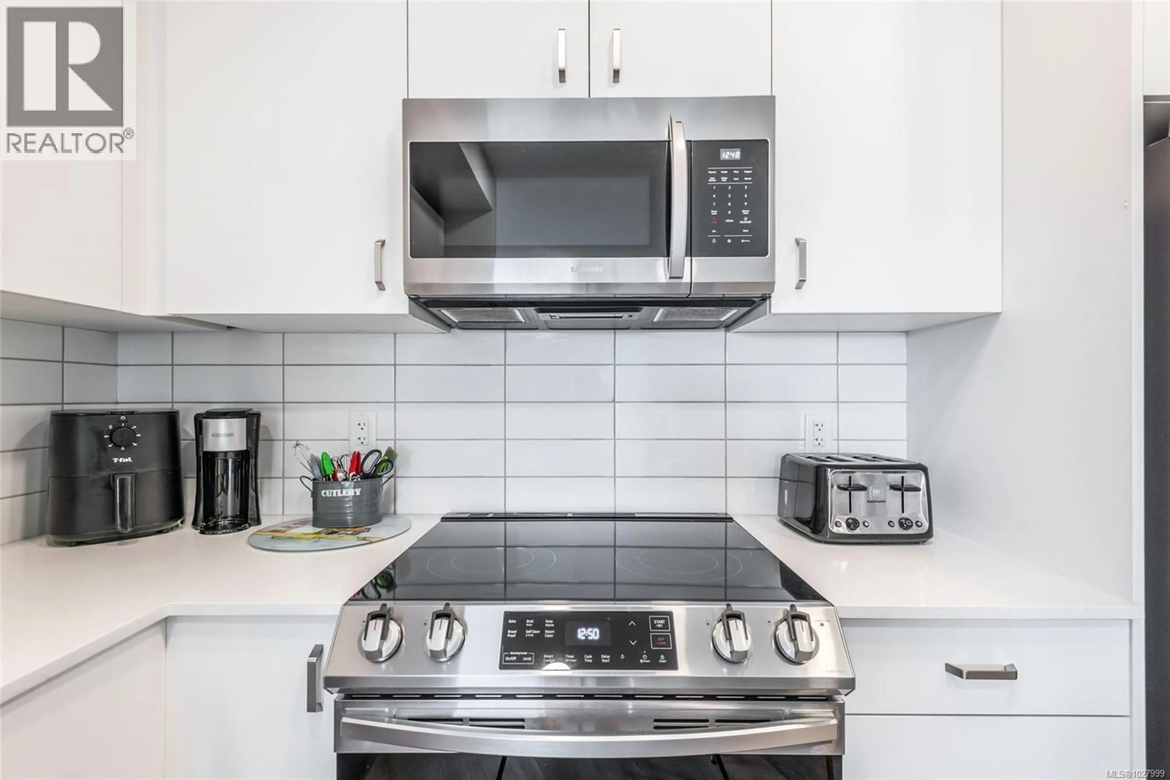 Standard kitchen, ceramic/tile floor for 204 - 164 ALBERNI HIGHWAY, Parksville British Columbia V9P1L9