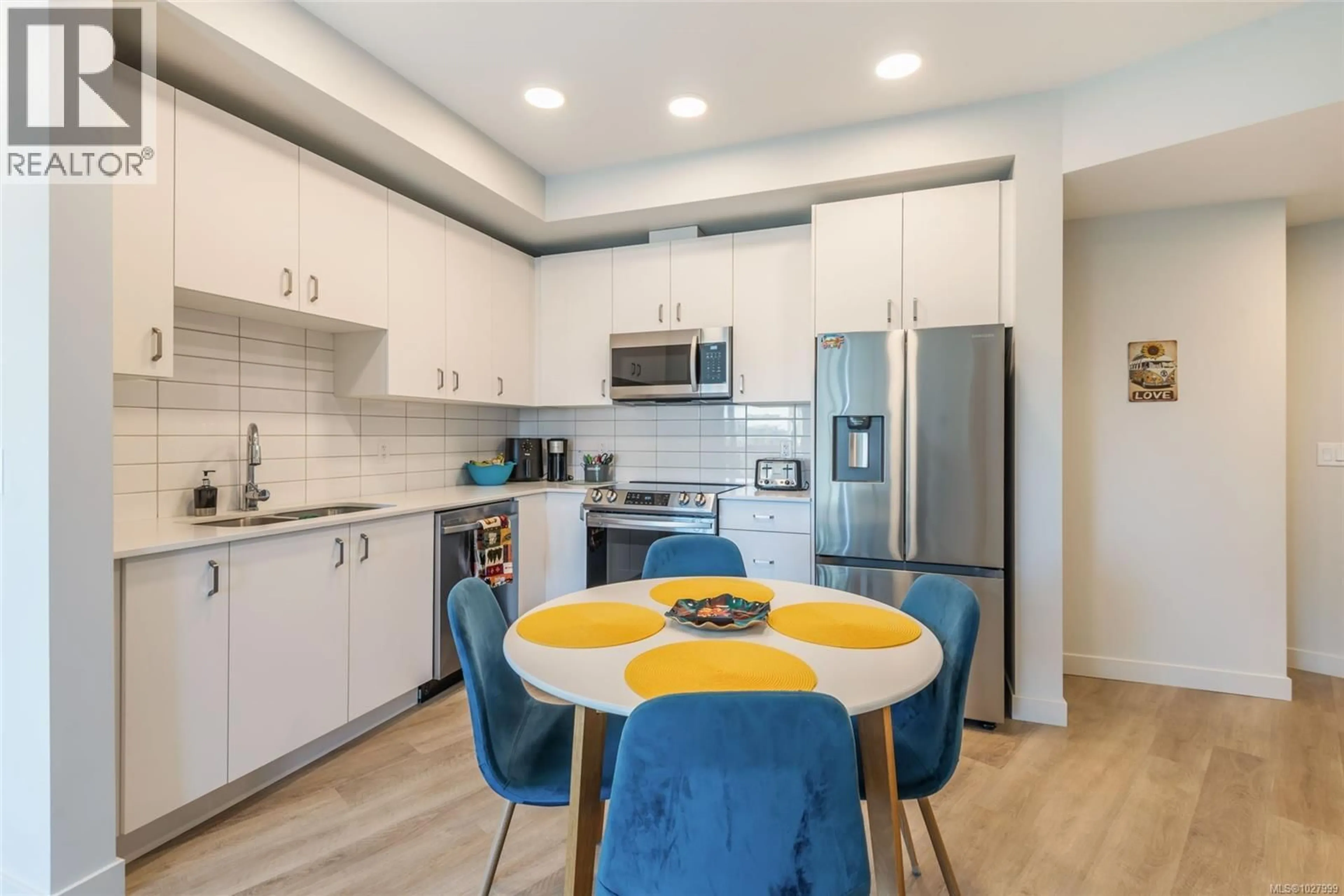 Open concept kitchen, ceramic/tile floor for 204 - 164 ALBERNI HIGHWAY, Parksville British Columbia V9P1L9