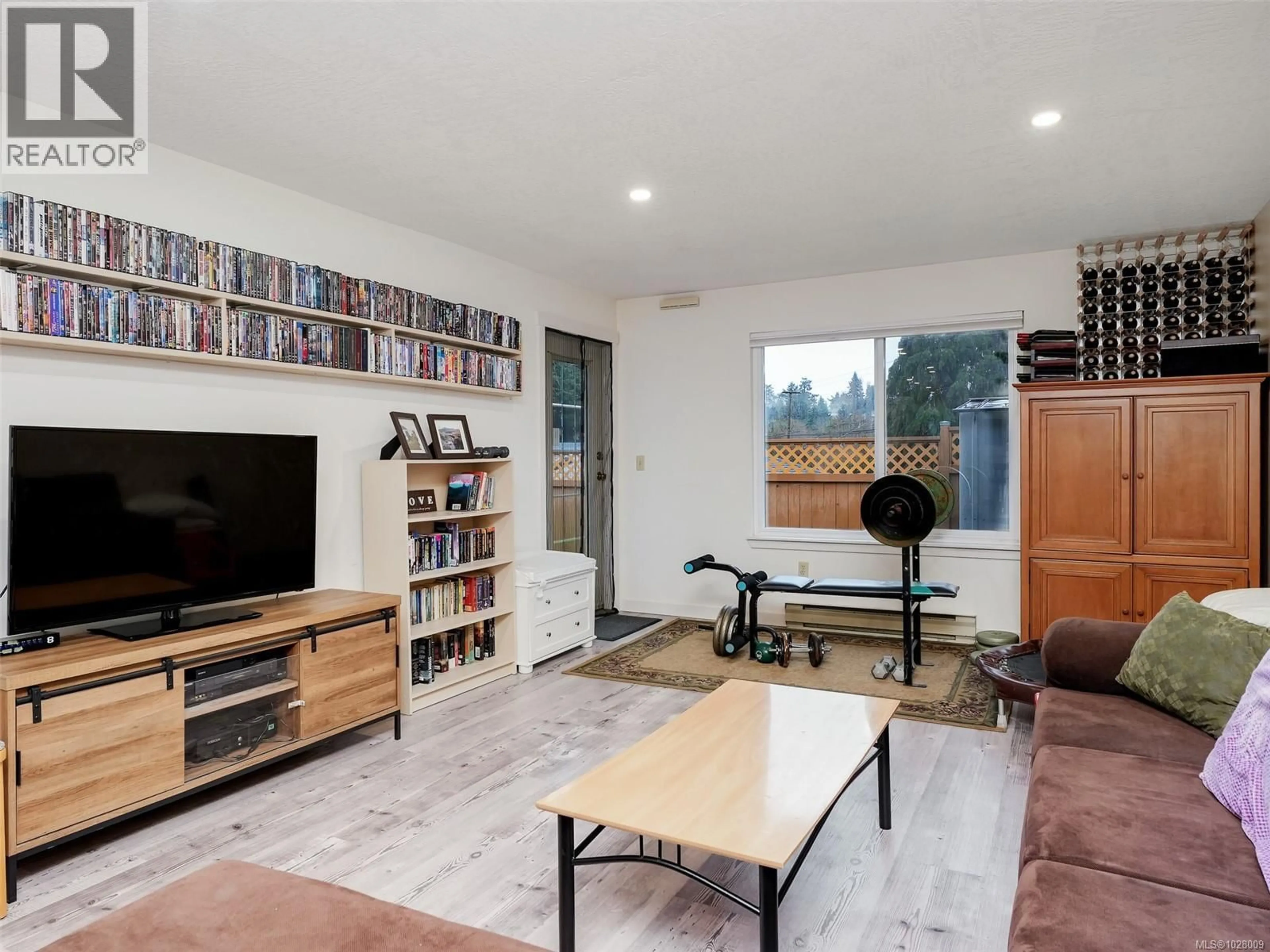 Living room with furniture, wood/laminate floor for 65 - 4125 INTERURBAN ROAD, Saanich British Columbia V8Z4W8