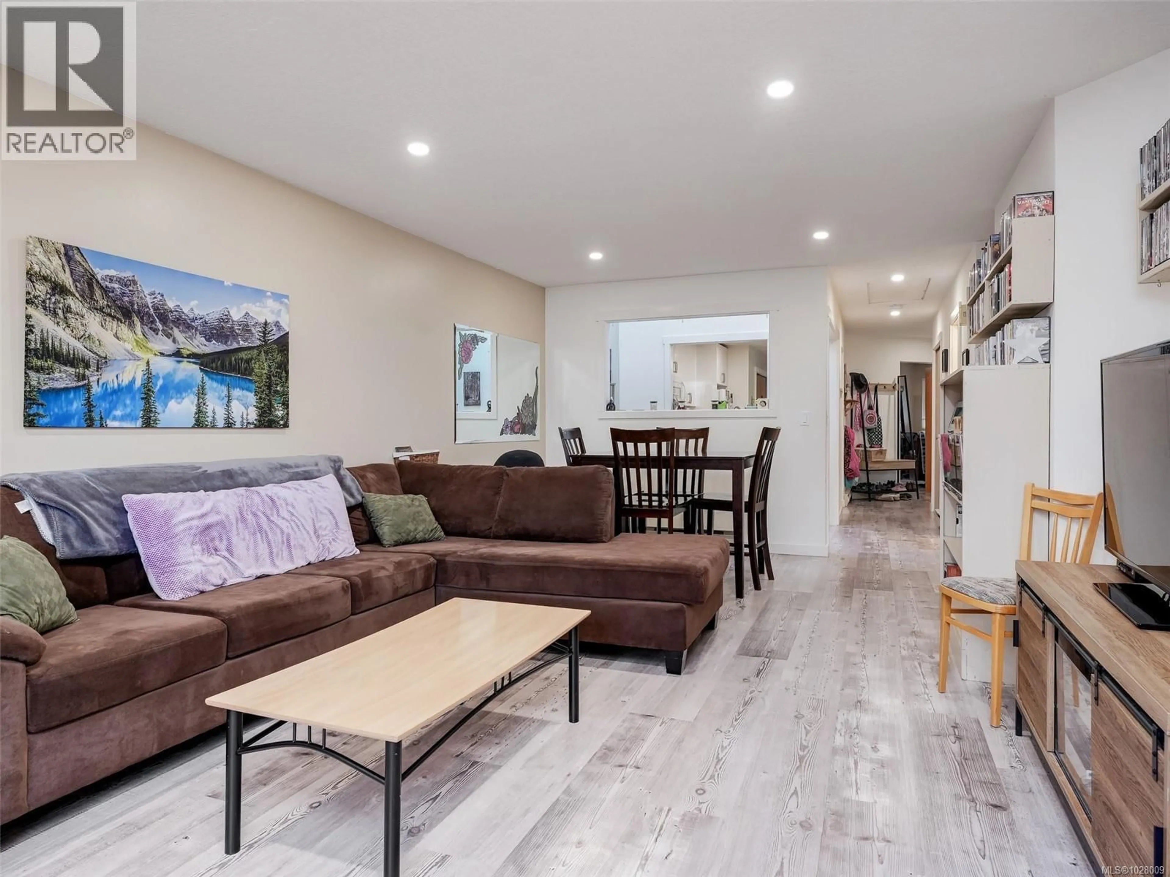 Living room with furniture, wood/laminate floor for 65 - 4125 INTERURBAN ROAD, Saanich British Columbia V8Z4W8