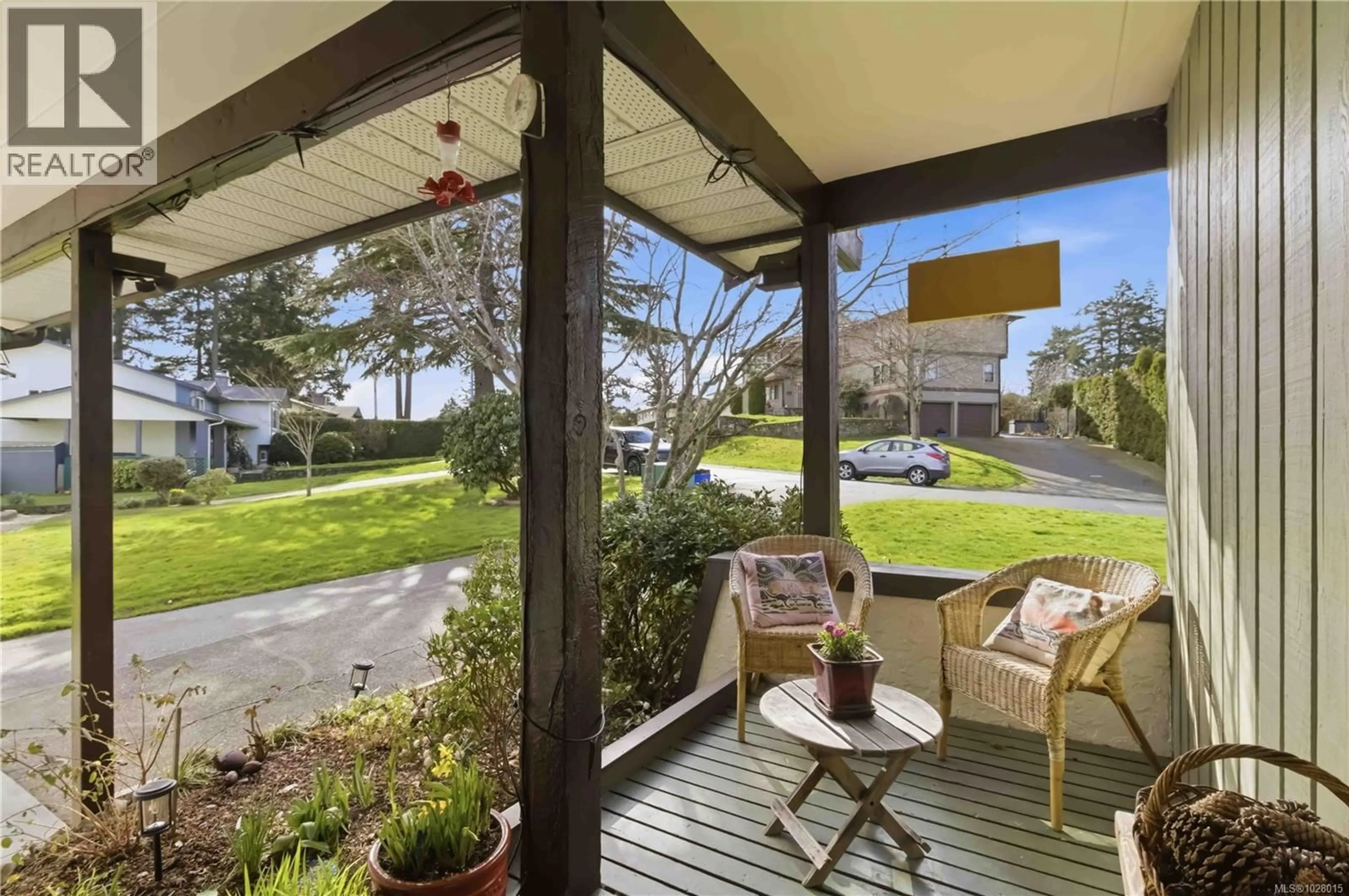 Patio, street for 4345 RIDGEWOOD CRESCENT, Saanich British Columbia V8Z4Z6