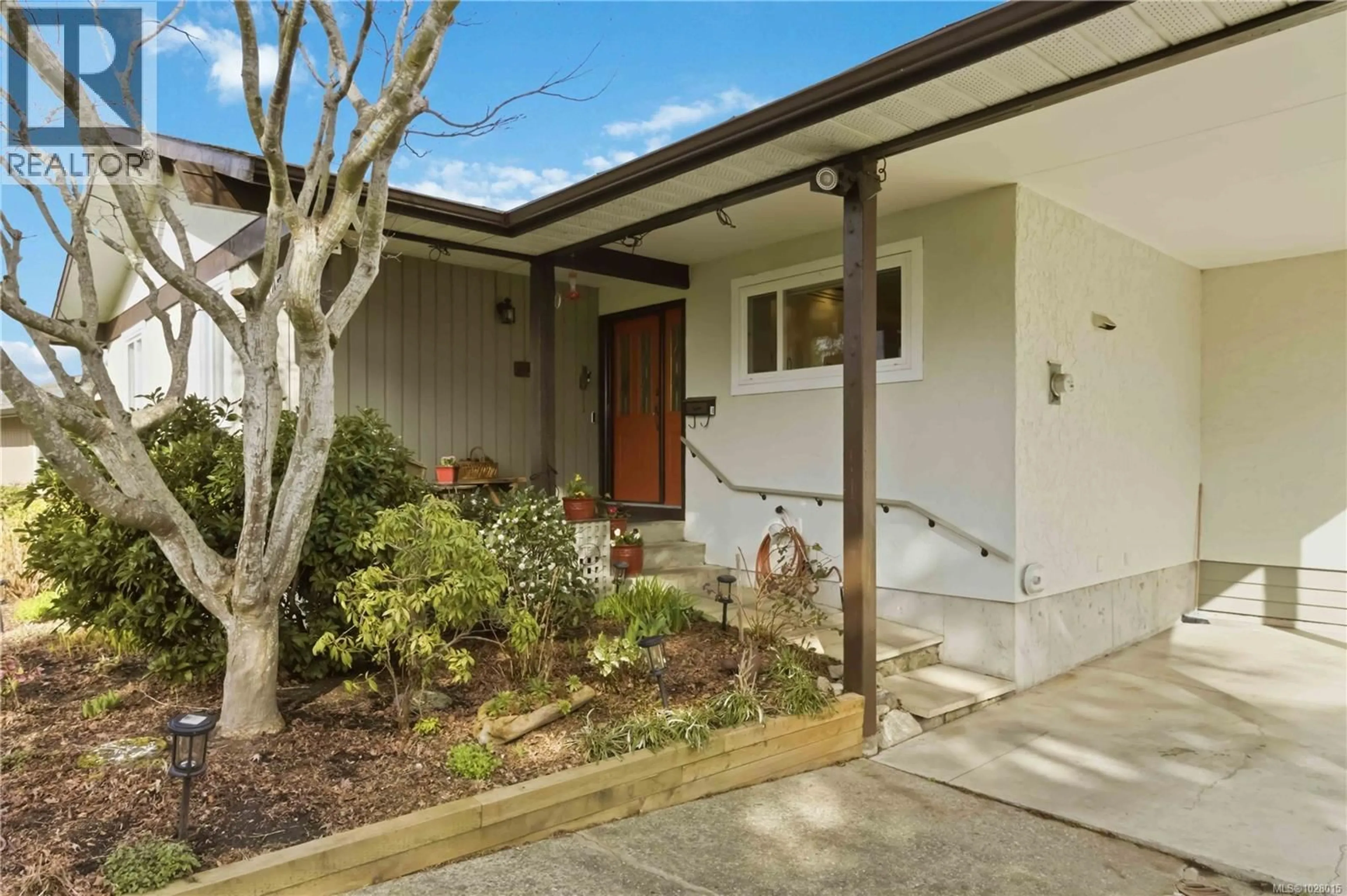 Indoor entryway for 4345 RIDGEWOOD CRESCENT, Saanich British Columbia V8Z4Z6