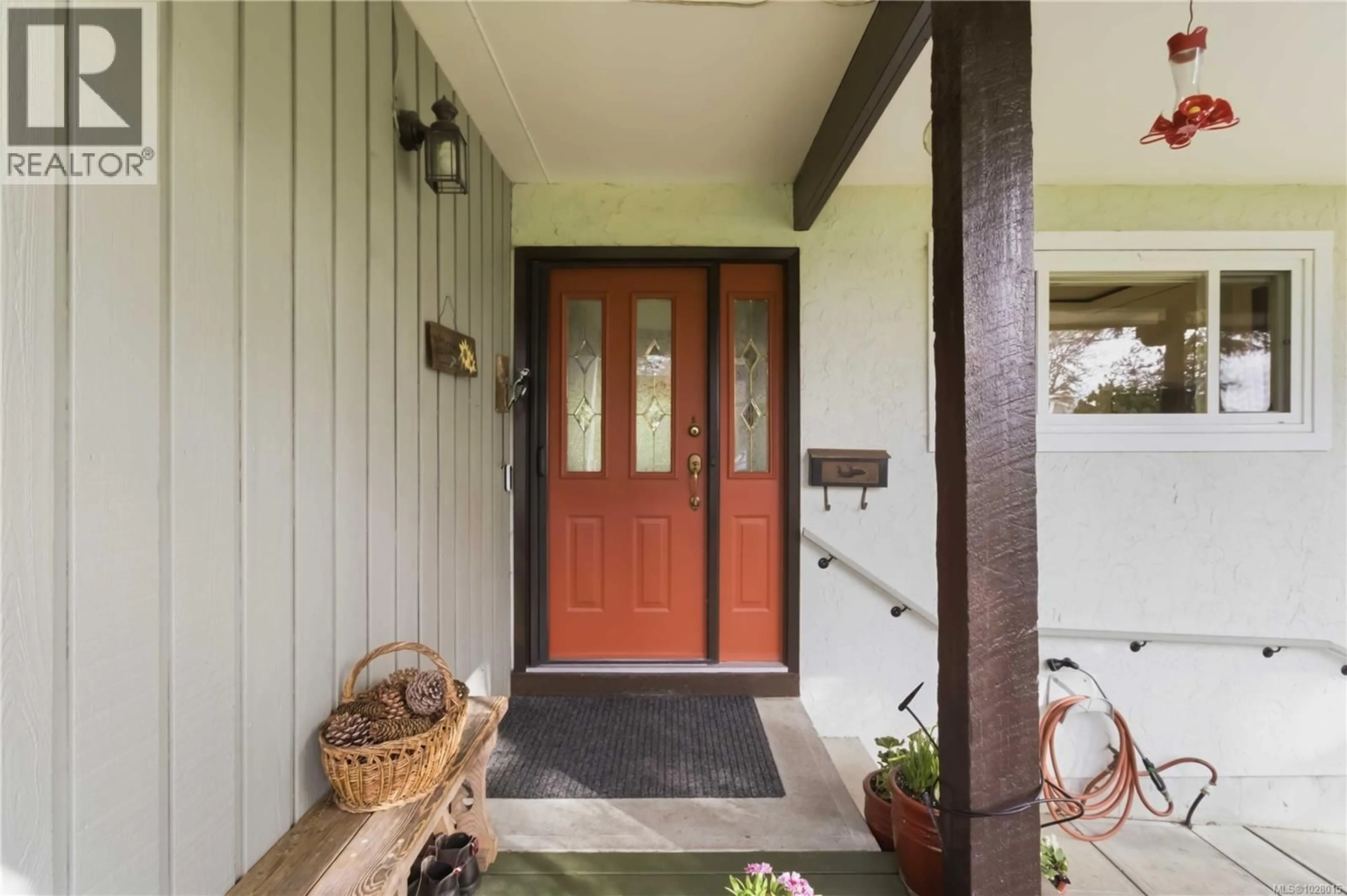 Indoor entryway for 4345 RIDGEWOOD CRESCENT, Saanich British Columbia V8Z4Z6