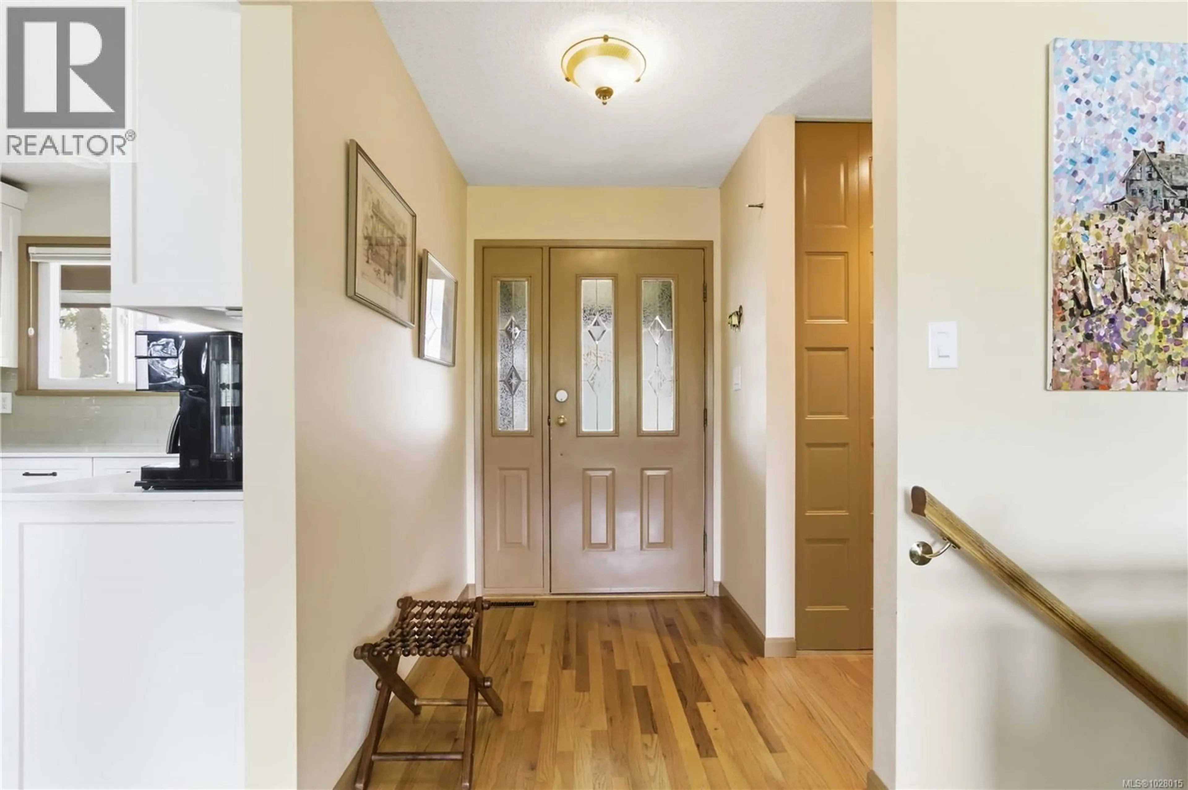 Indoor entryway for 4345 RIDGEWOOD CRESCENT, Saanich British Columbia V8Z4Z6