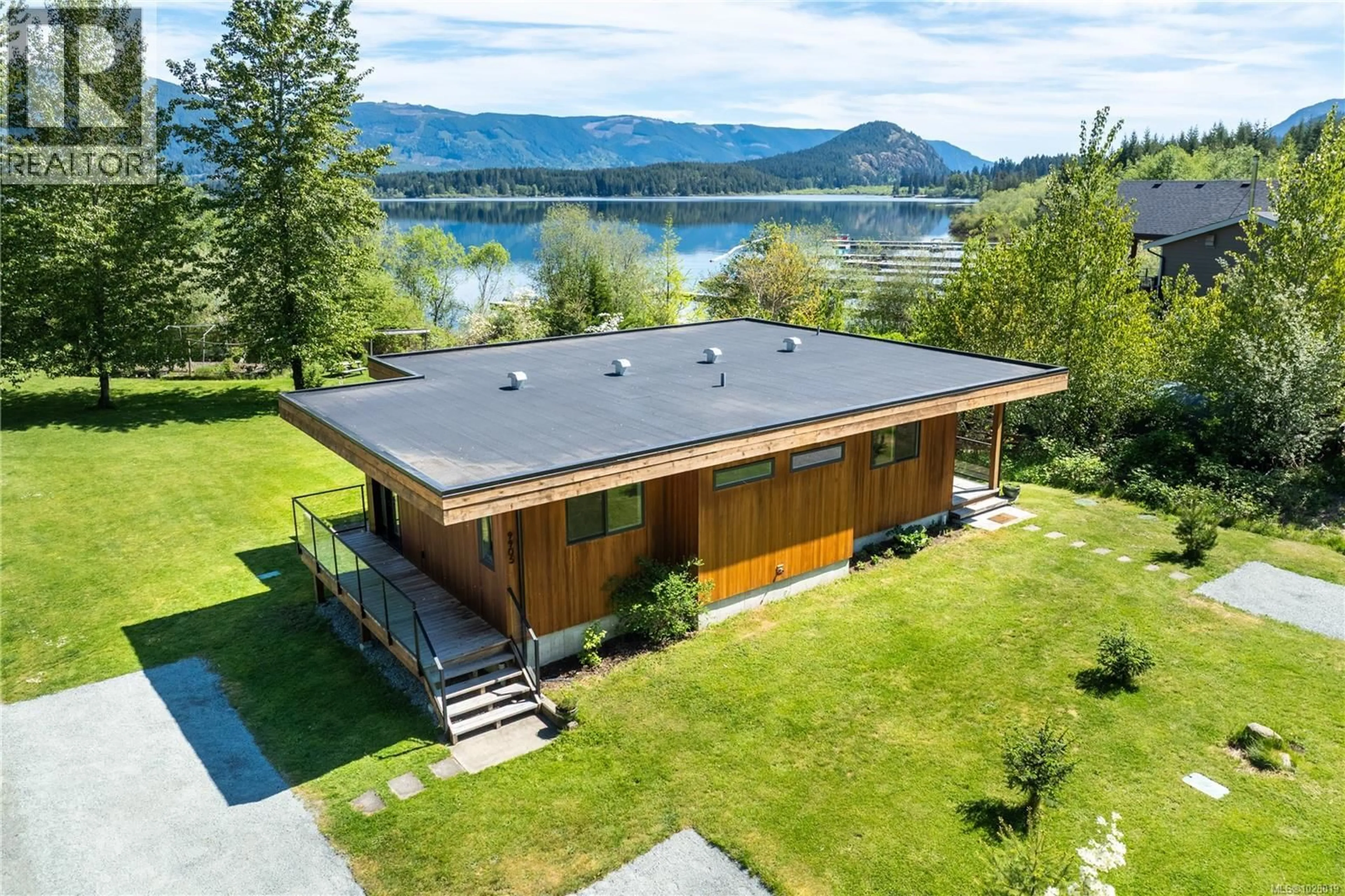 A pic from outside/outdoor area/front of a property/back of a property/a pic from drone, water/lake/river/ocean view for 9905 STIN-QUA ROAD, Honeymoon Bay British Columbia V0R1Y0