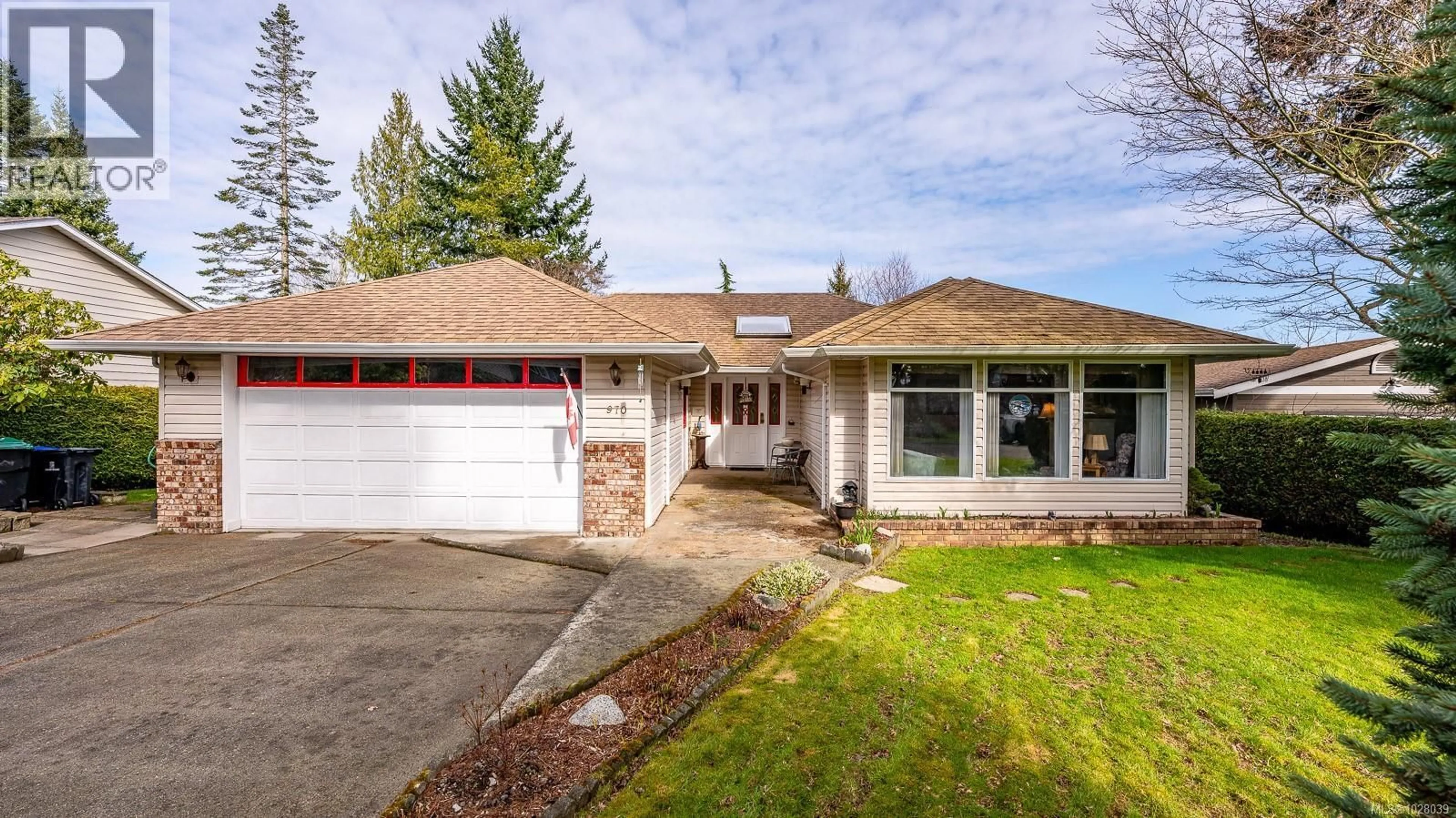 Home with vinyl exterior material, street for 970 MANTLE DRIVE, Courtenay British Columbia V9N7A3