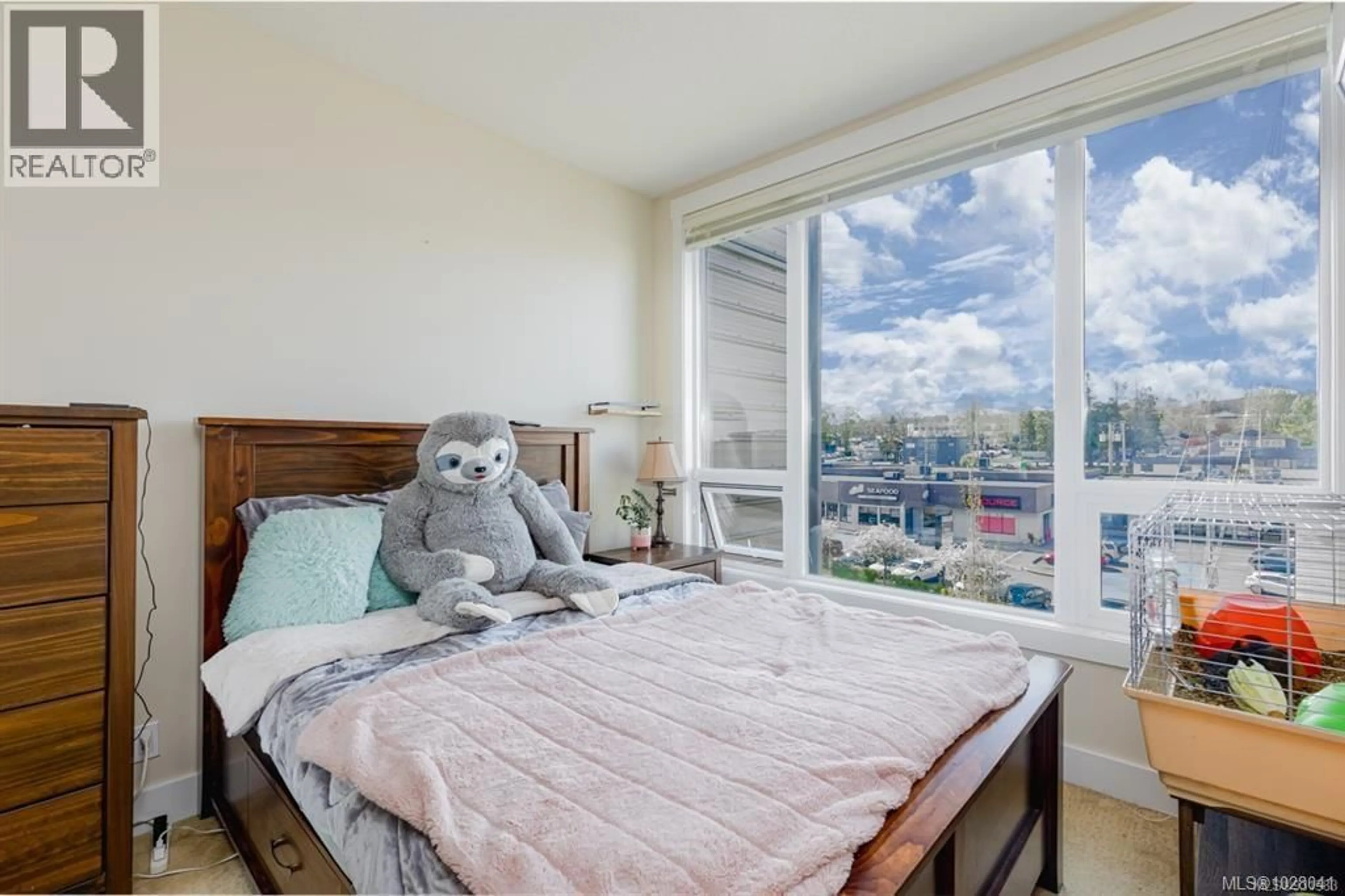 Bedroom with bed, wood/laminate floor for 507 - 194 BEACHSIDE DRIVE, Parksville British Columbia V9P2G6