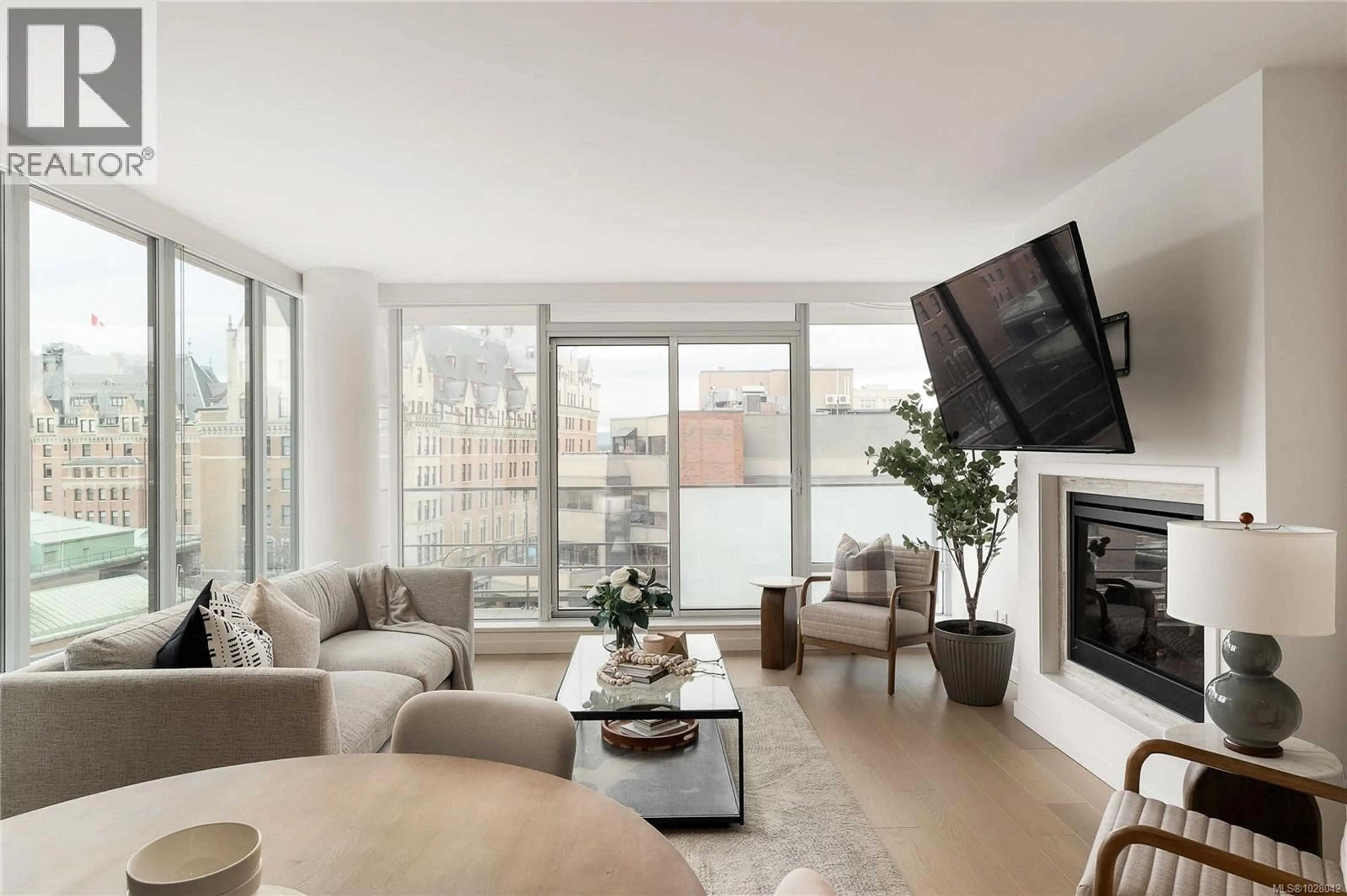 Living room with furniture, unknown for 607 - 708 BURDETT AVENUE, Victoria British Columbia V8W0A8