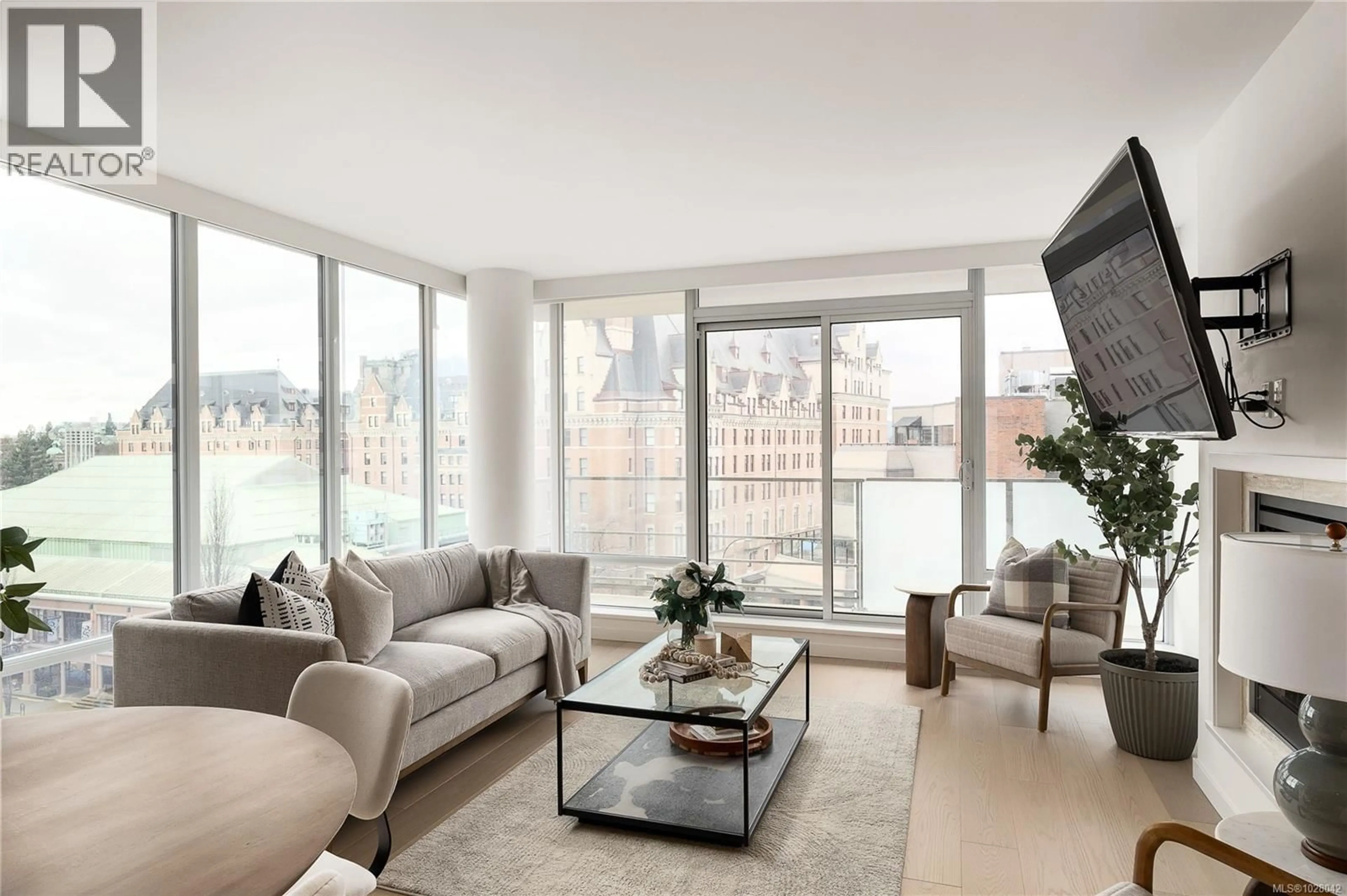 Living room with furniture, unknown for 607 - 708 BURDETT AVENUE, Victoria British Columbia V8W0A8