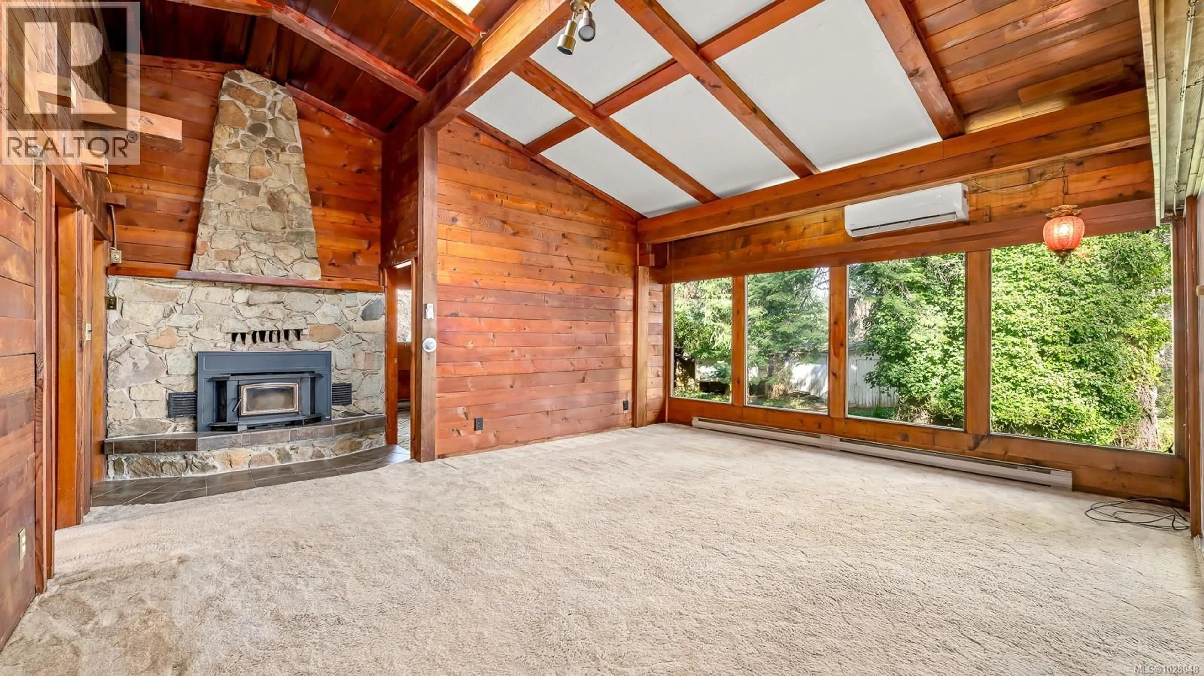 Indoor foyer for 415 HOLIDAY ROAD, Fanny Bay British Columbia V0R1W0