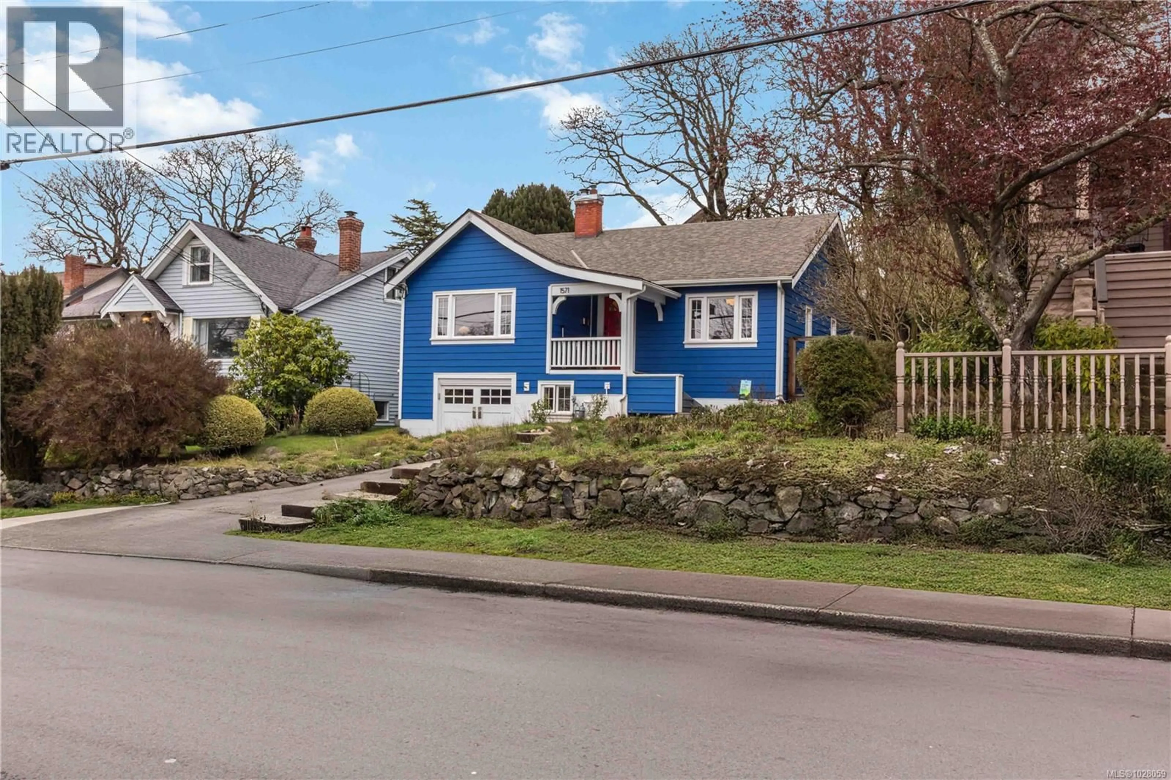 Home with vinyl exterior material, street for 1571 MONTEREY AVENUE, Oak Bay British Columbia V8R5V3