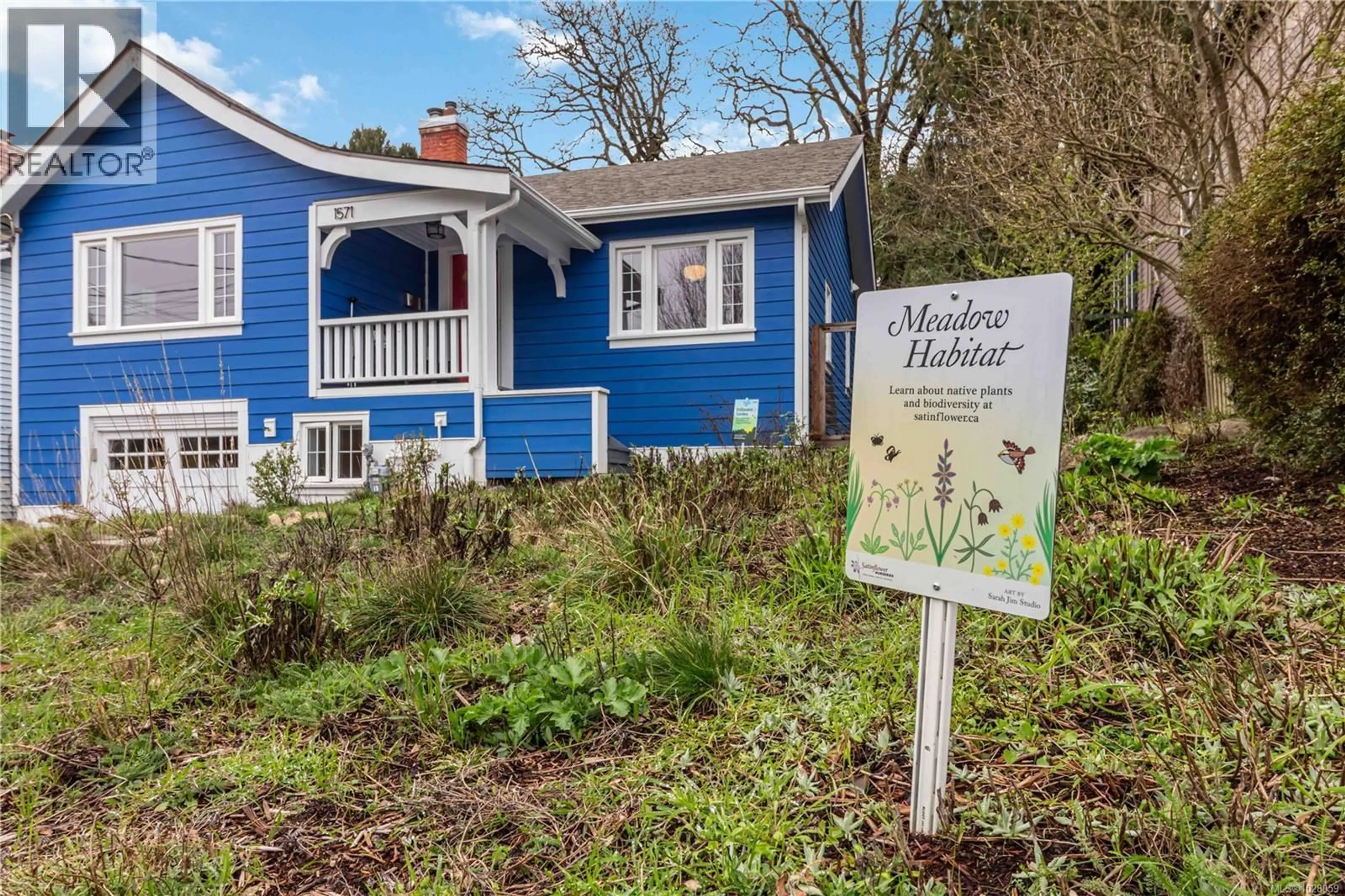 Home with vinyl exterior material, street for 1571 MONTEREY AVENUE, Oak Bay British Columbia V8R5V3