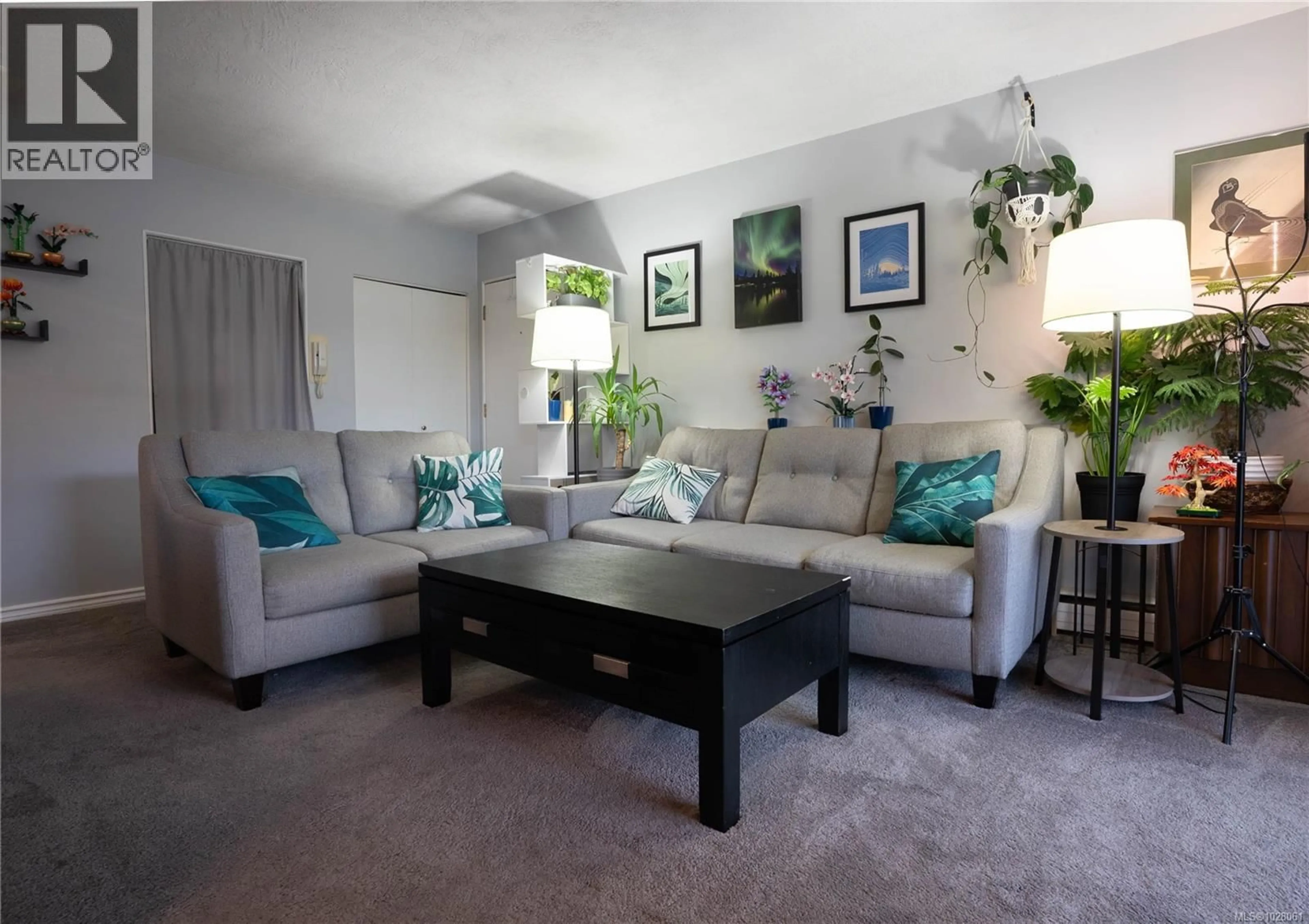 Living room with furniture, unknown for 352 BURNSIDE ROAD WEST, Saanich British Columbia V8Z1M1