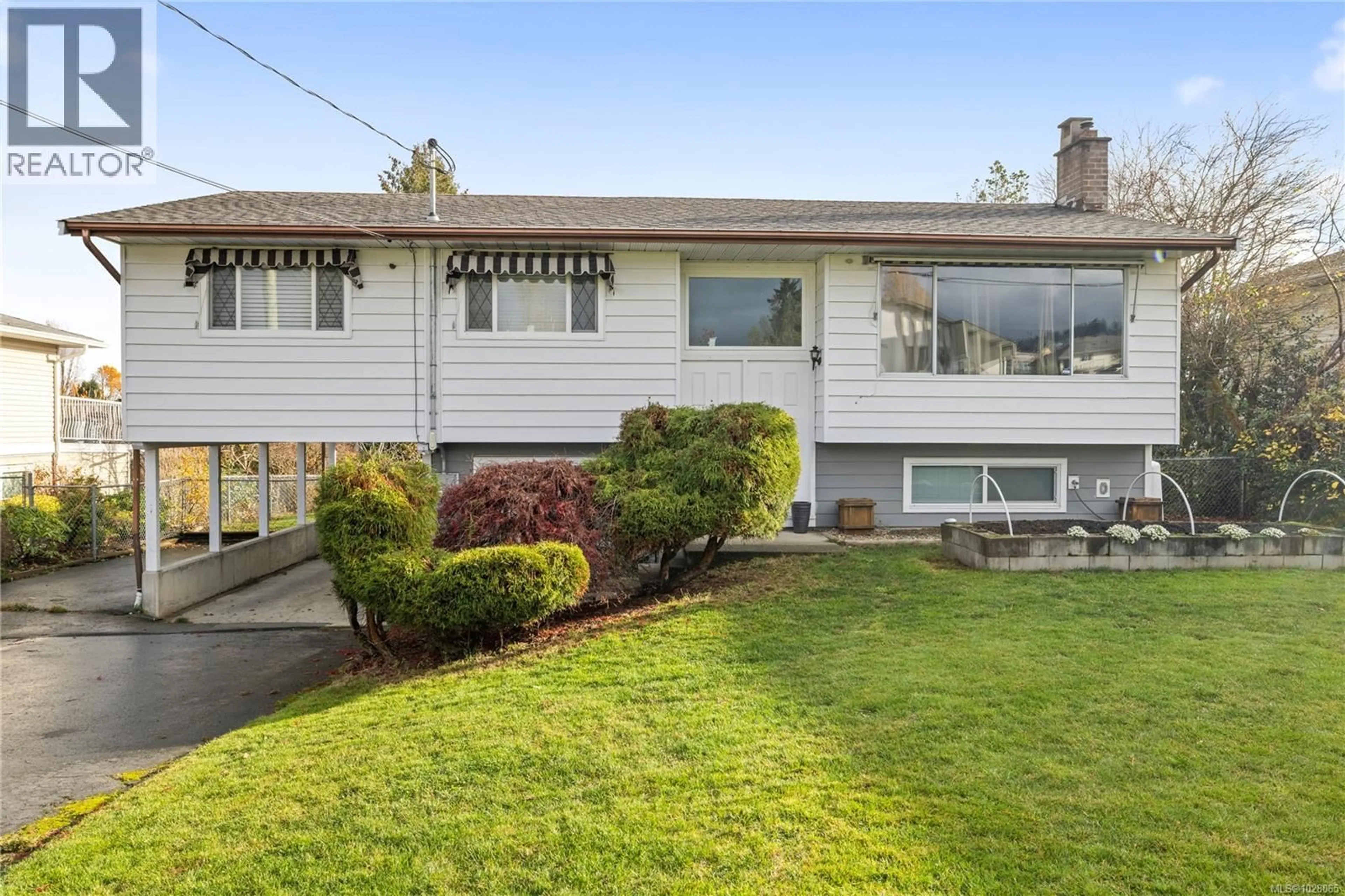 Home with vinyl exterior material, street for 176 ACACIA AVENUE, Nanaimo British Columbia V9R3L5