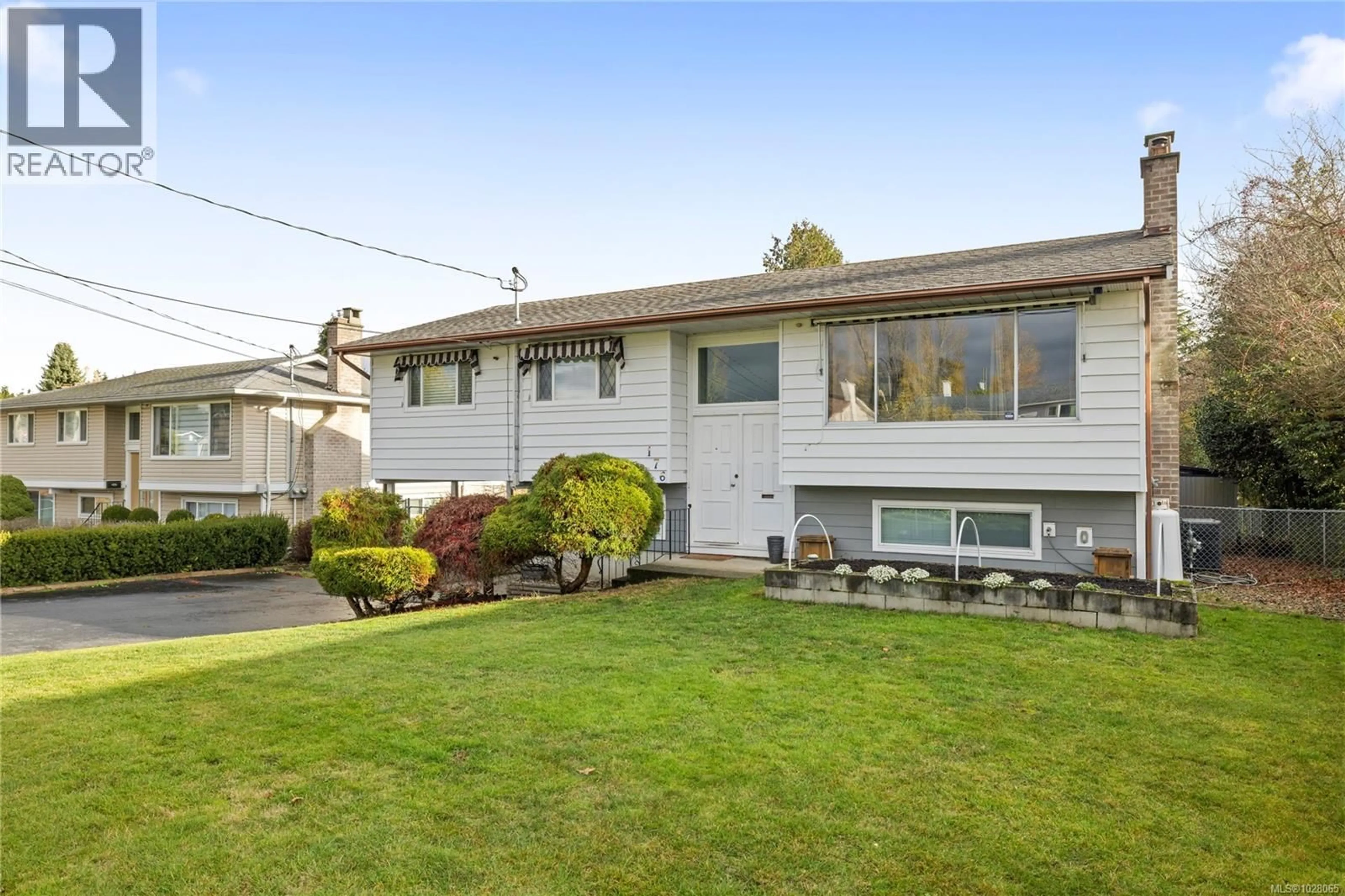 Home with vinyl exterior material, street for 176 ACACIA AVENUE, Nanaimo British Columbia V9R3L5